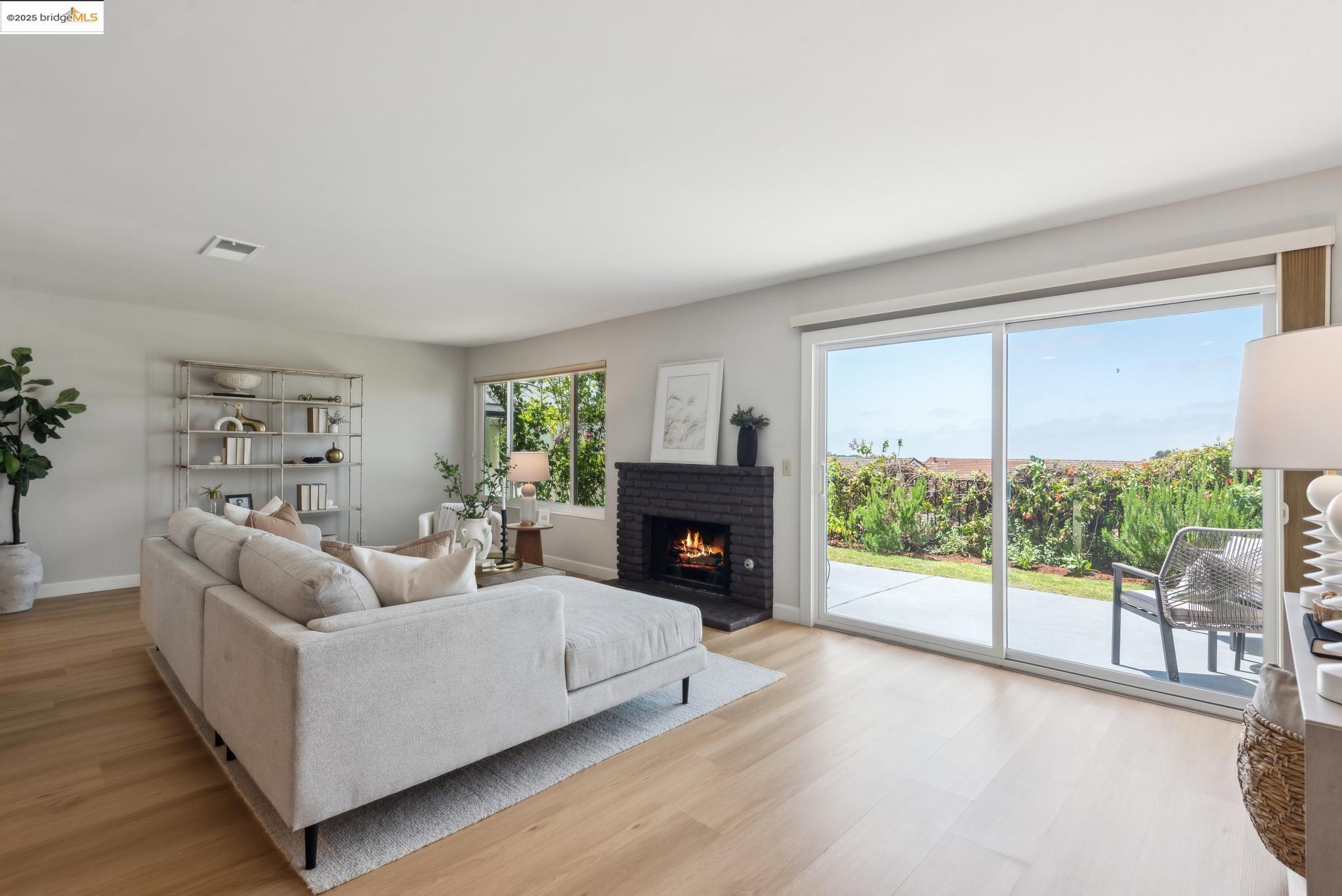 93 Thousand Oaks St