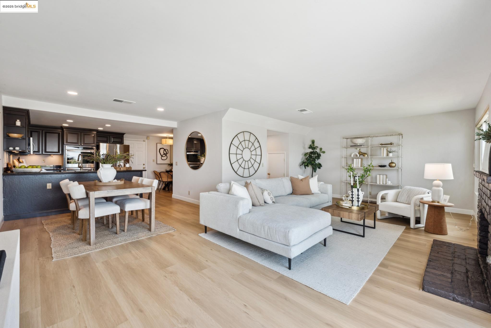 93 Thousand Oaks St