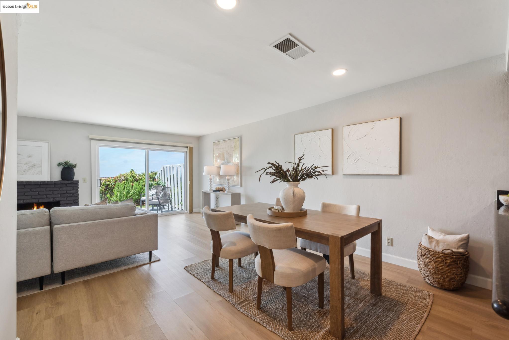 93 Thousand Oaks St