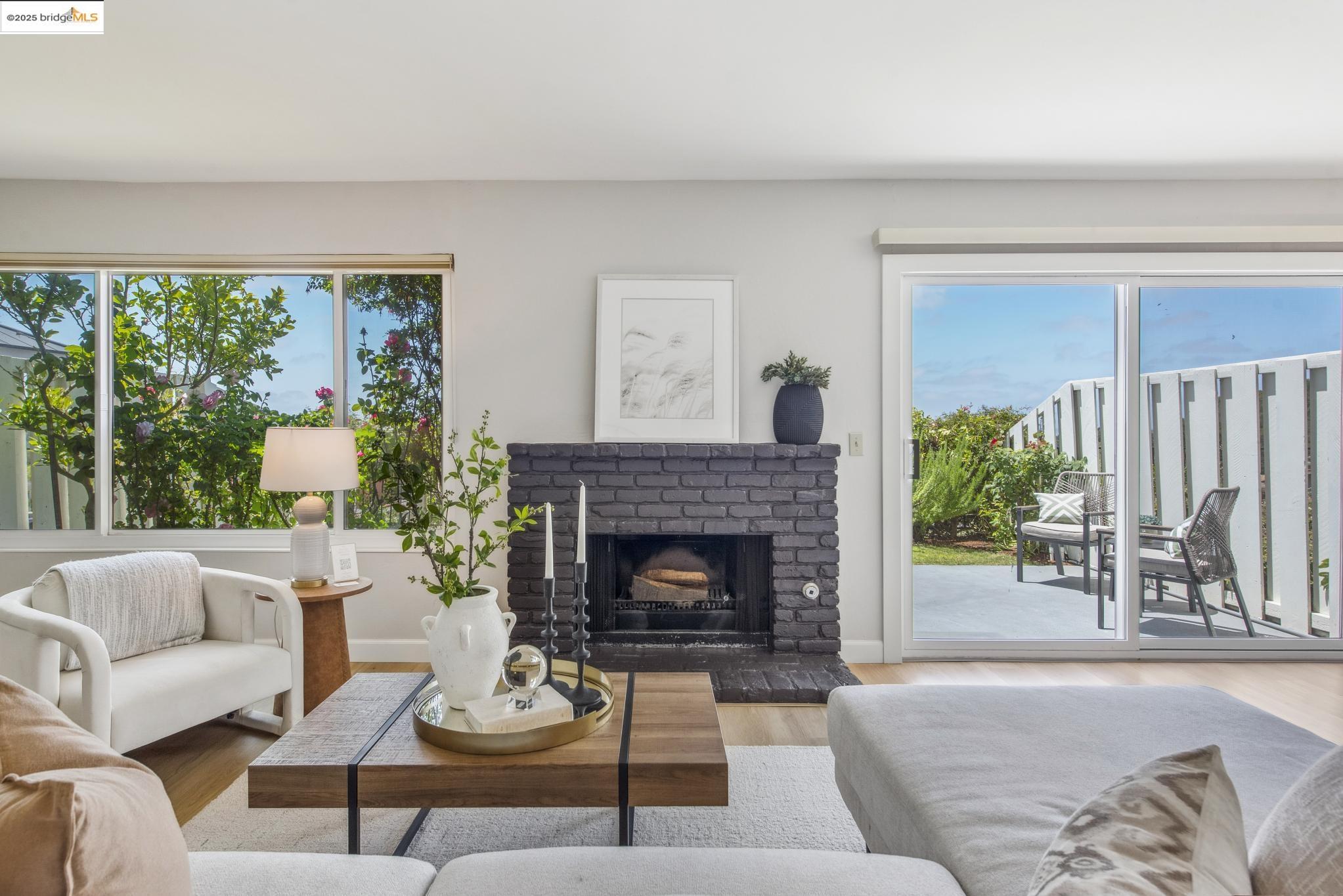 93 Thousand Oaks St