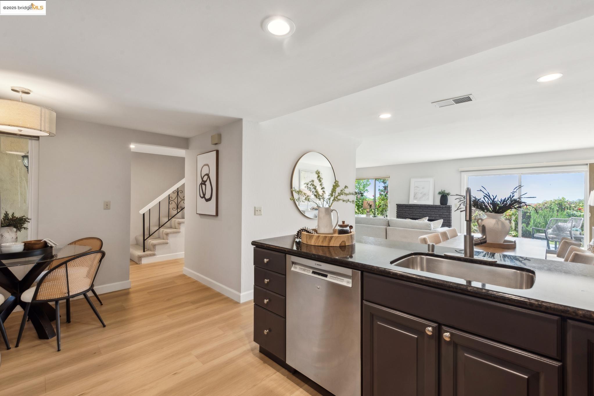 93 Thousand Oaks St