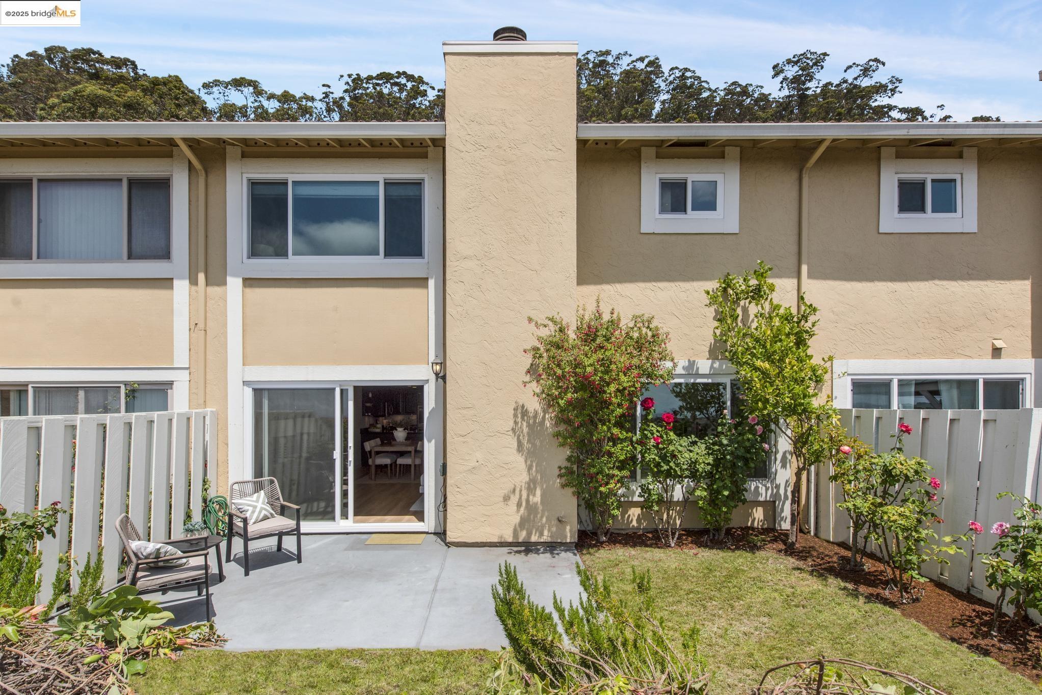 93 Thousand Oaks St