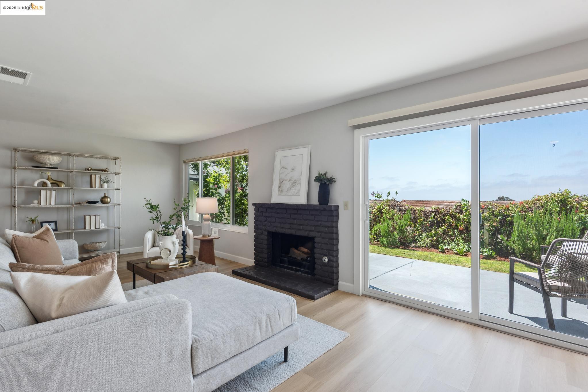 93 Thousand Oaks St