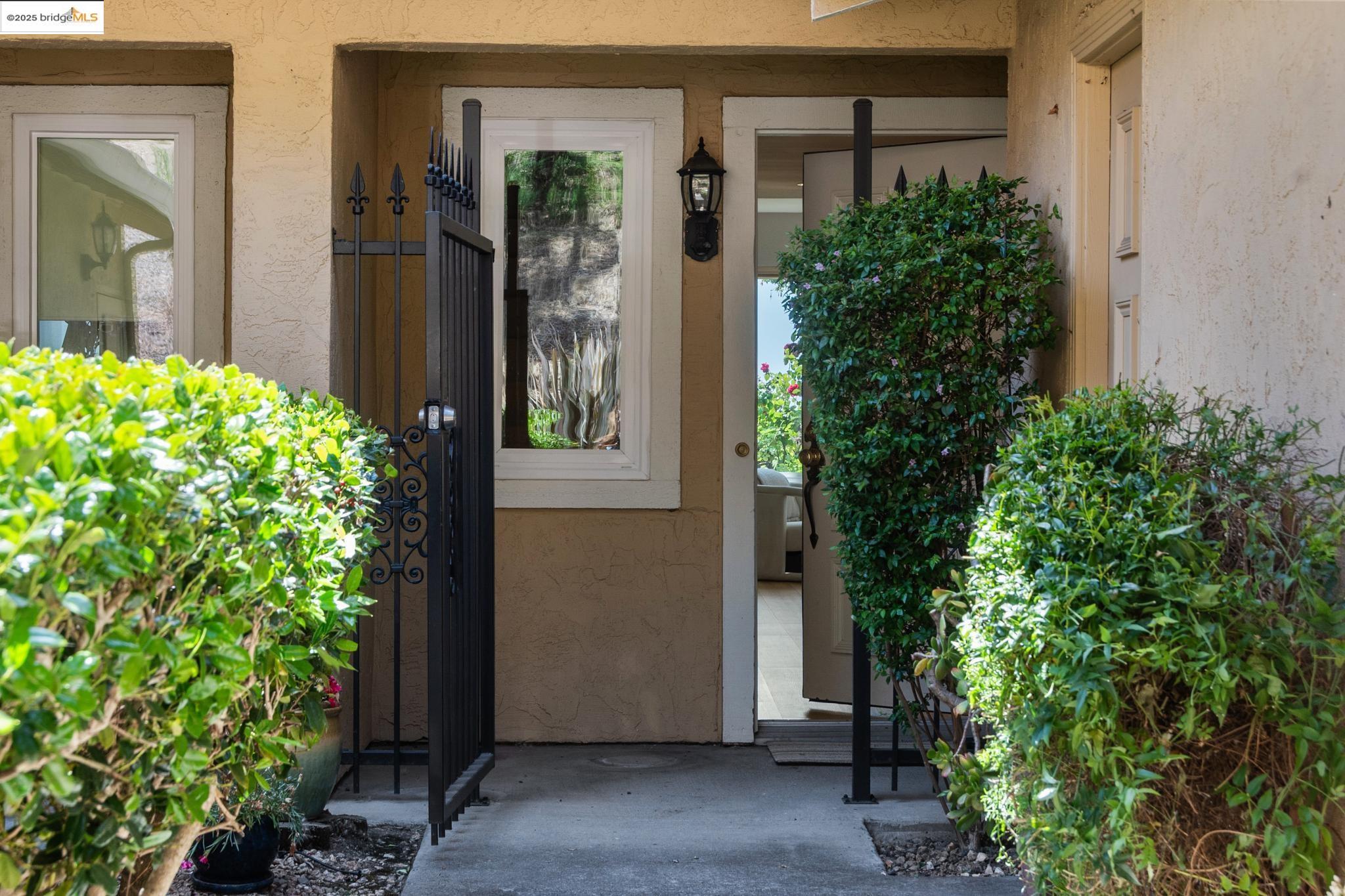 93 Thousand Oaks St