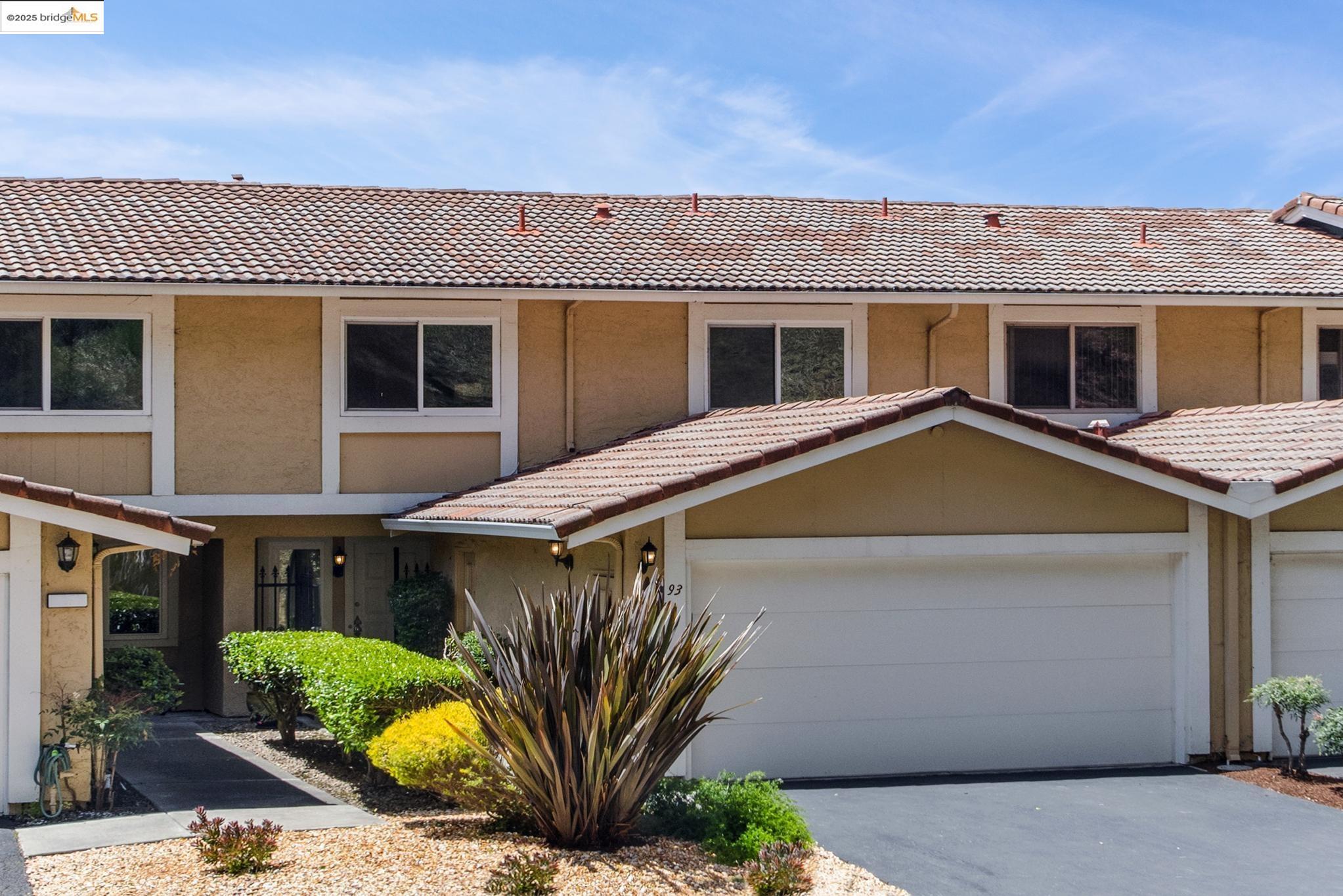 93 Thousand Oaks St