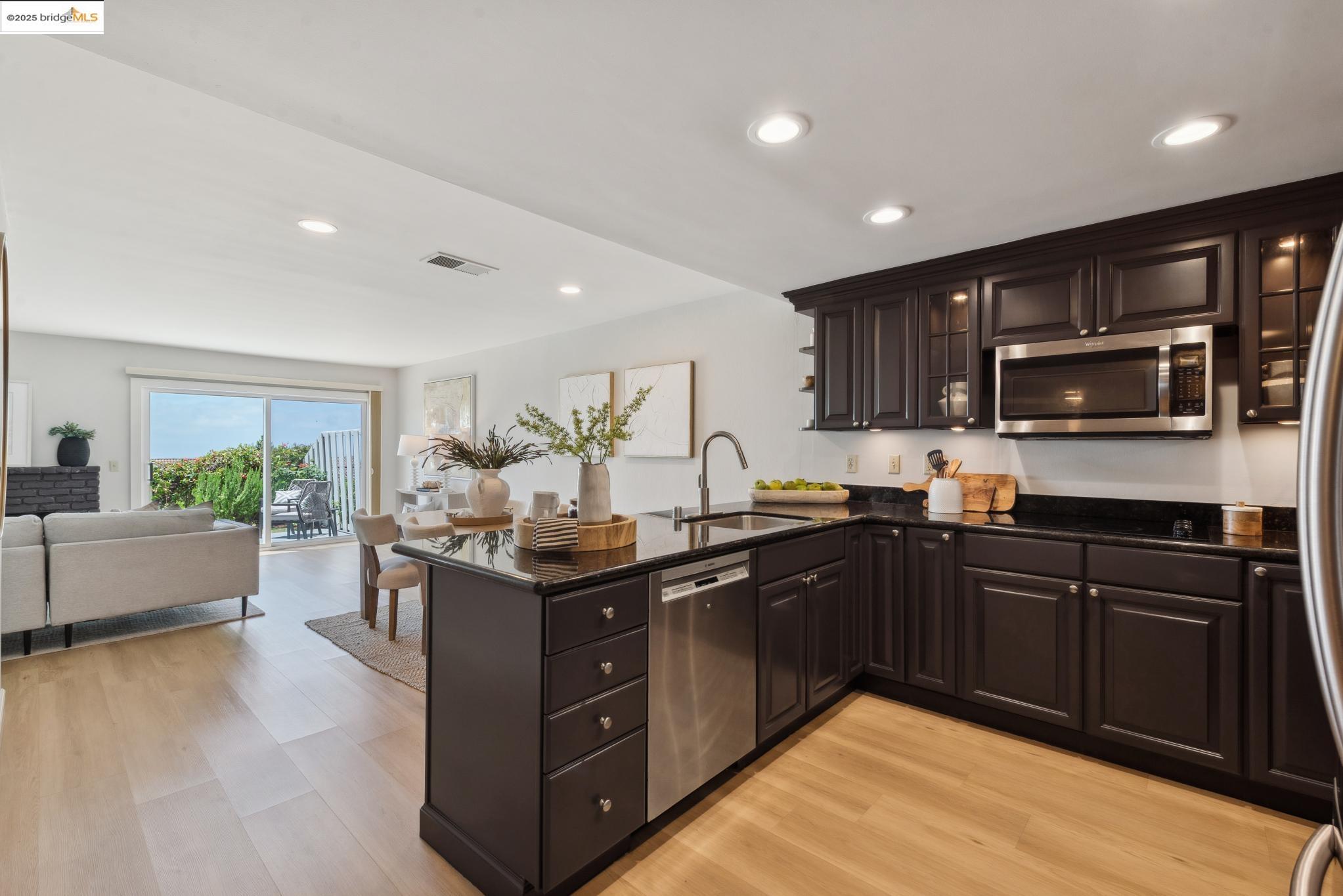 93 Thousand Oaks St