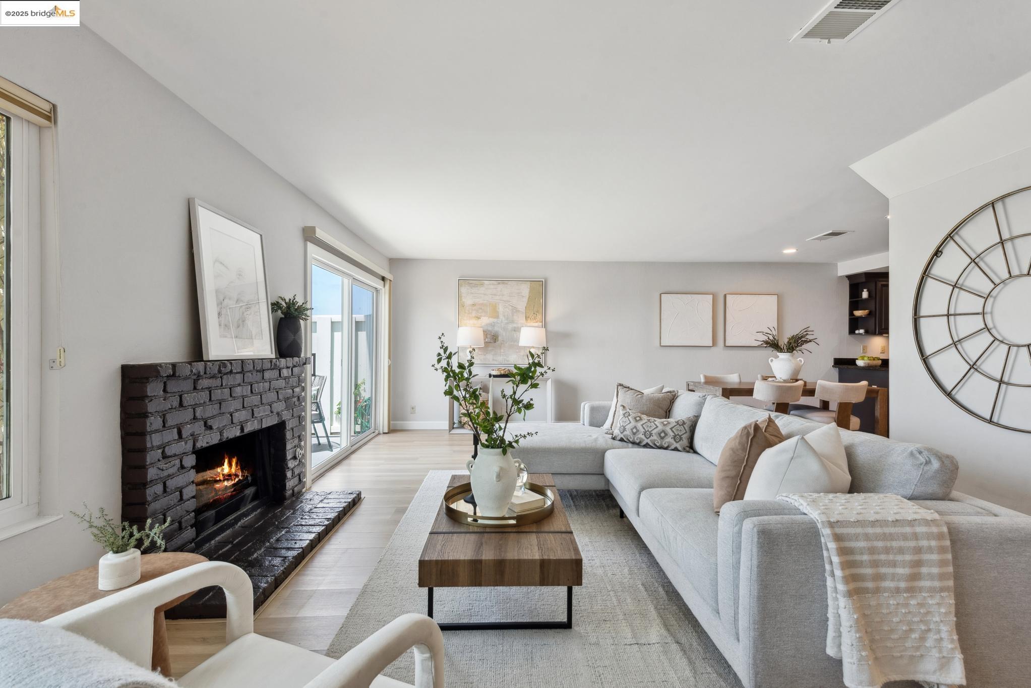 93 Thousand Oaks St