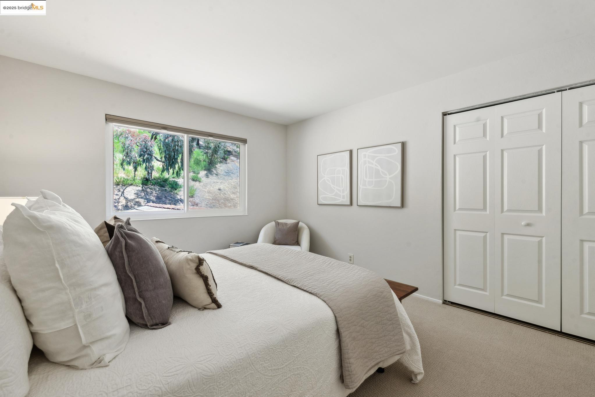 93 Thousand Oaks St