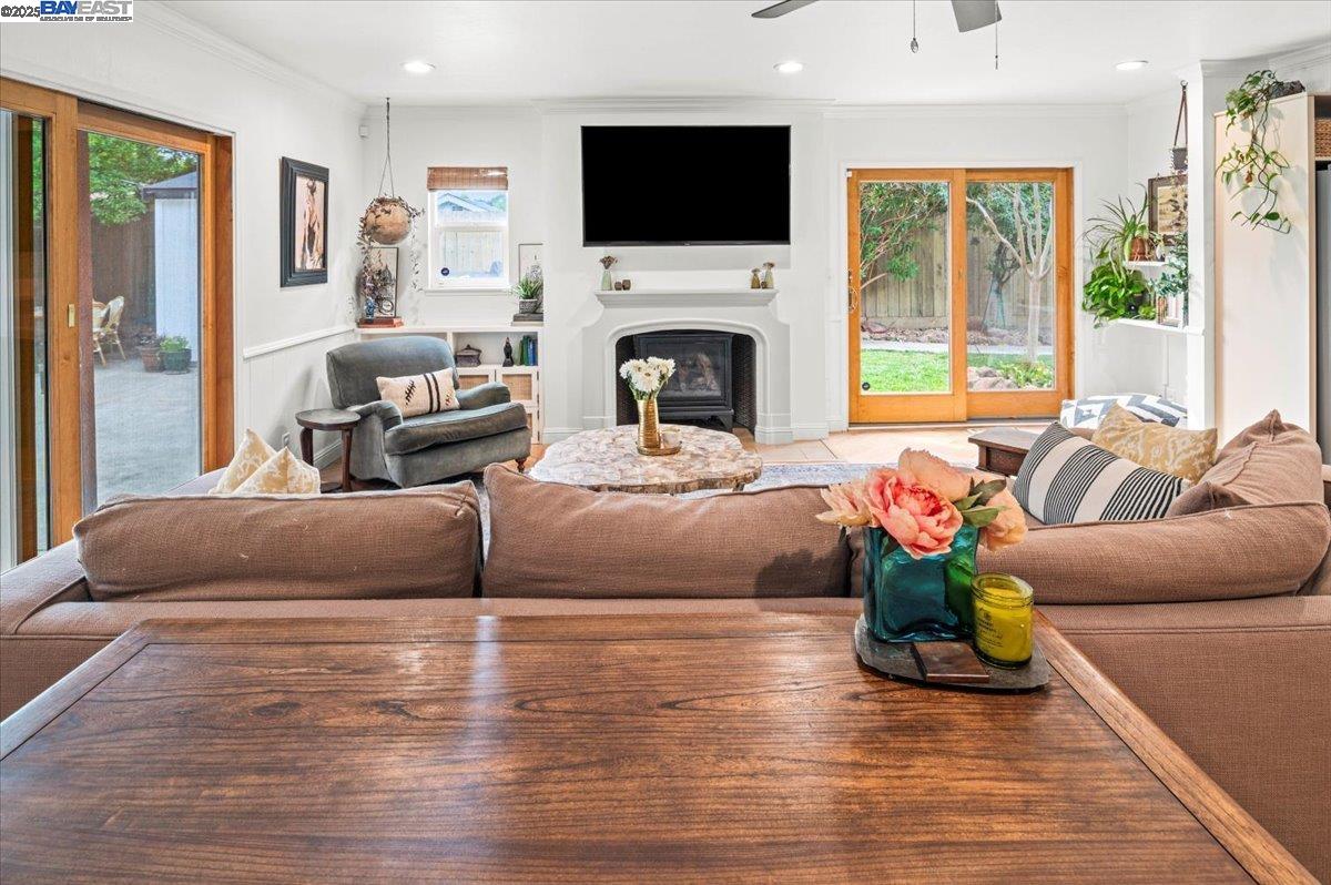 3231 Esperanza Dr