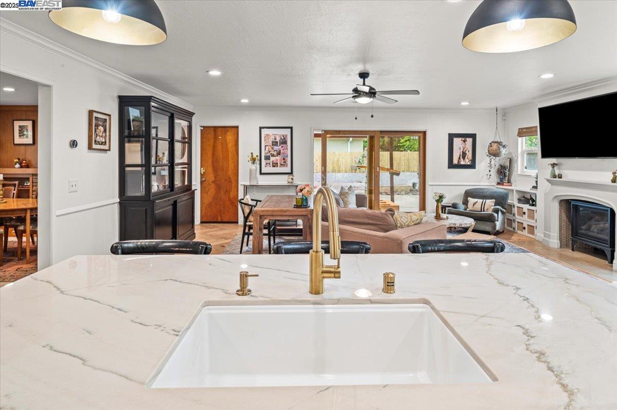 3231 Esperanza Dr