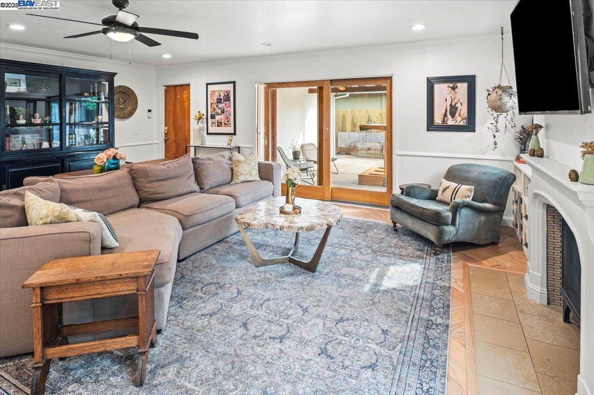 3231 Esperanza Dr
