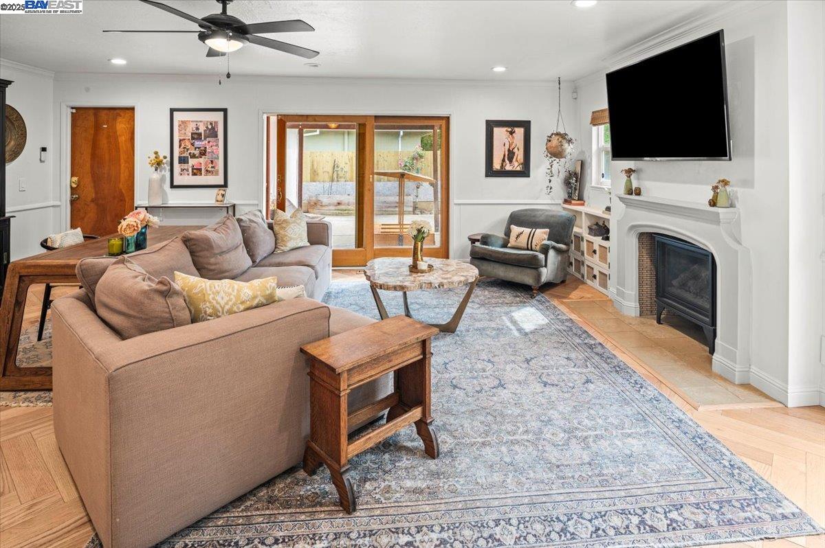 3231 Esperanza Dr