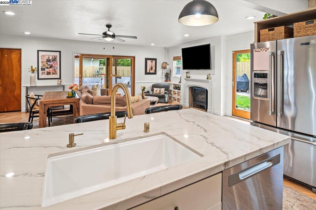 3231 Esperanza Dr