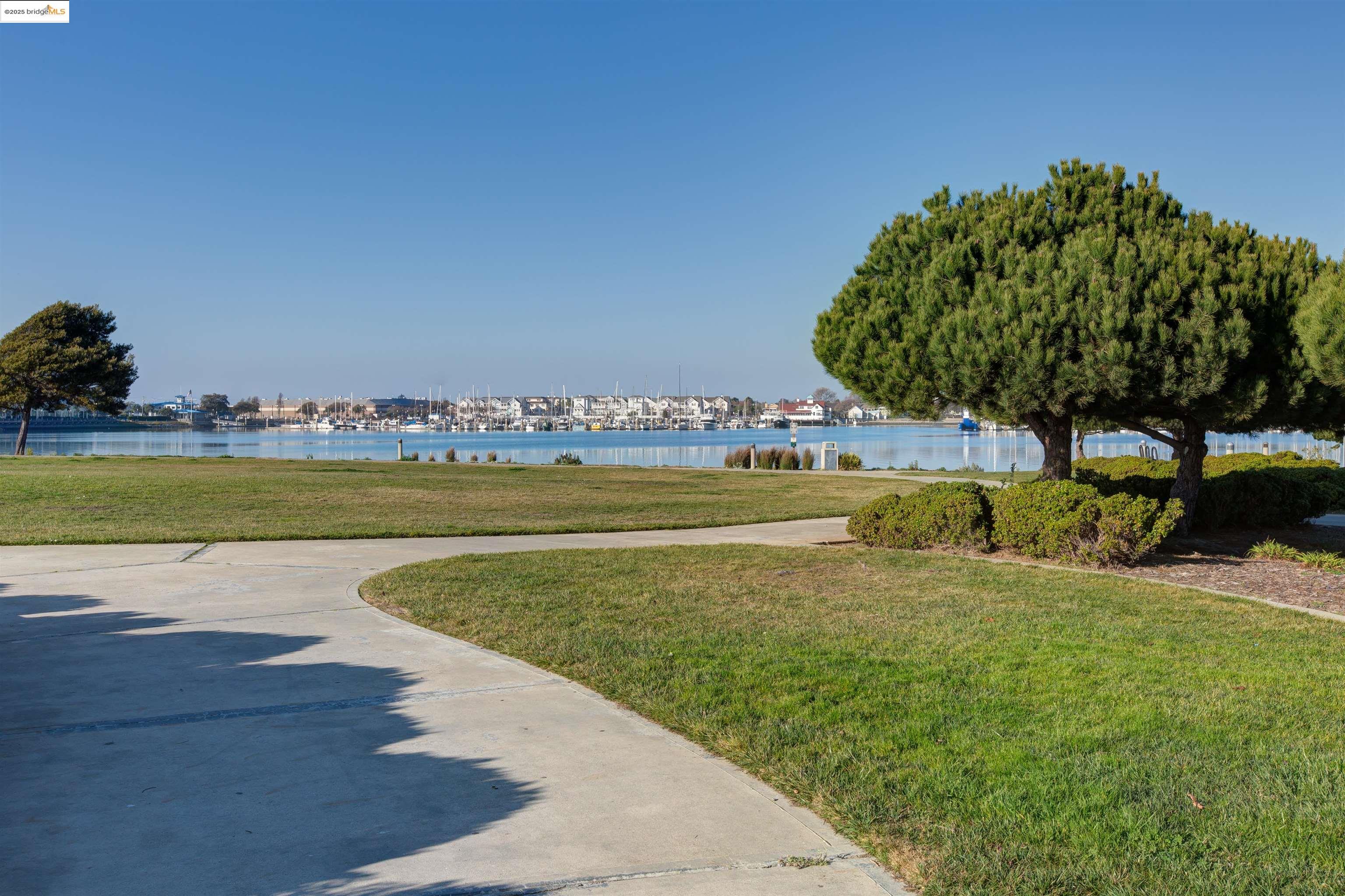 190 Bayside Ct