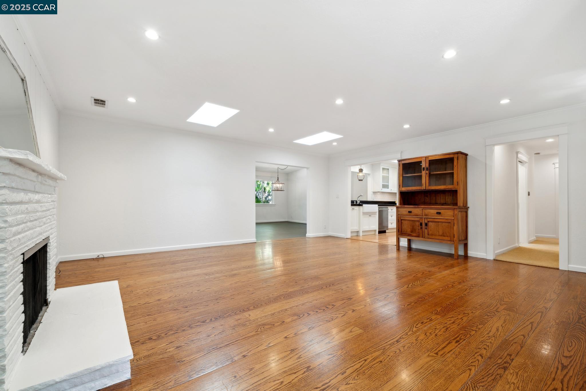 1069 Carol Ln