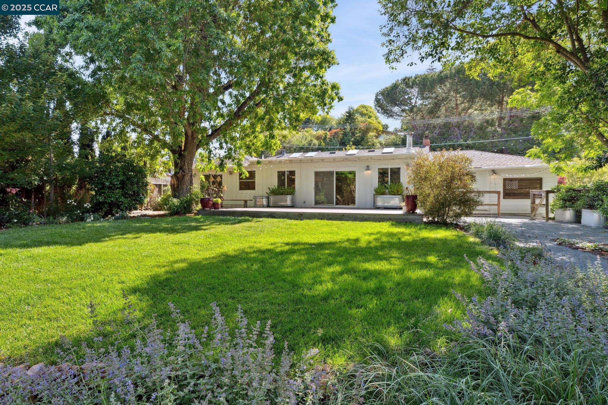 1069 Carol Ln