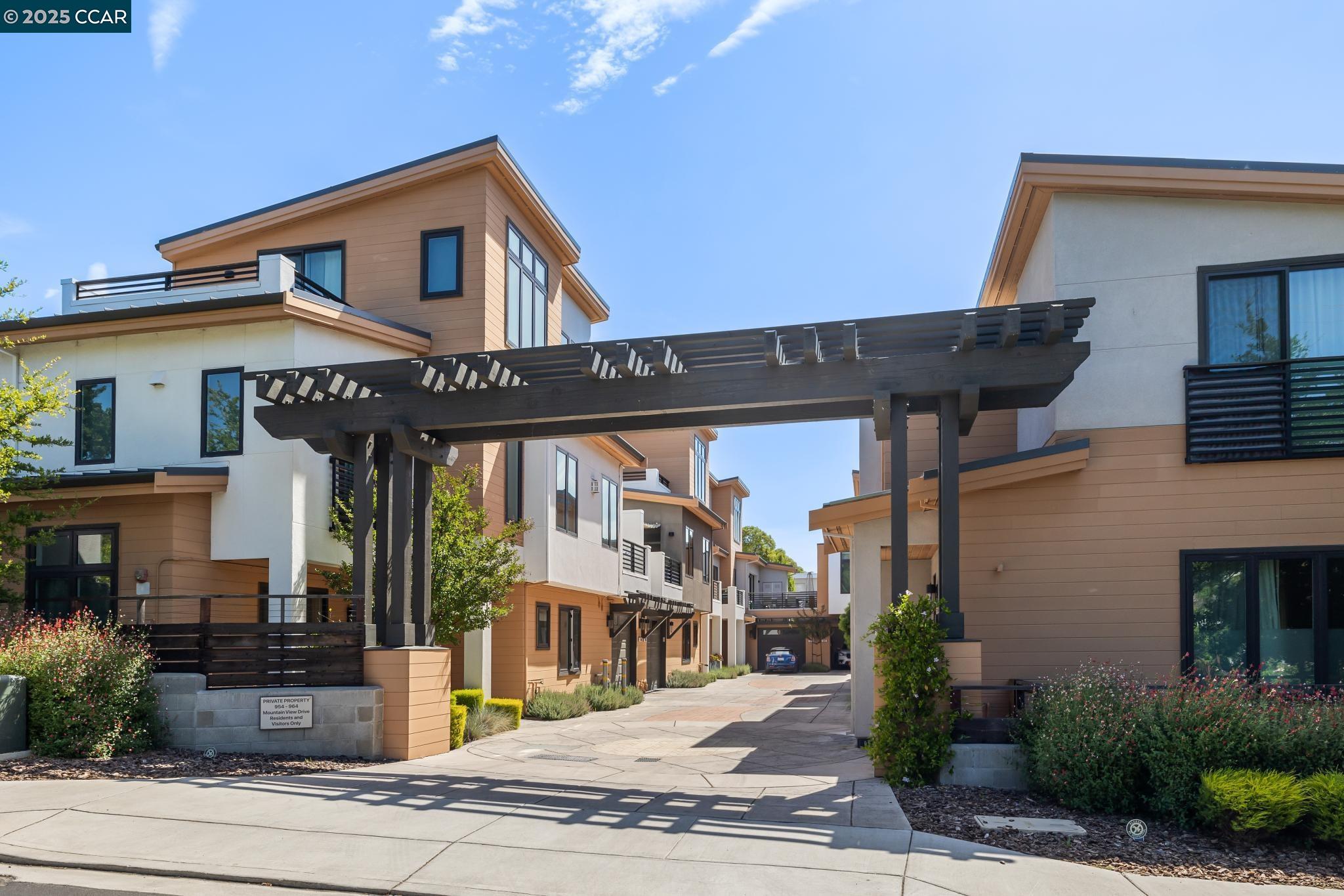 962 Mountain View Dr