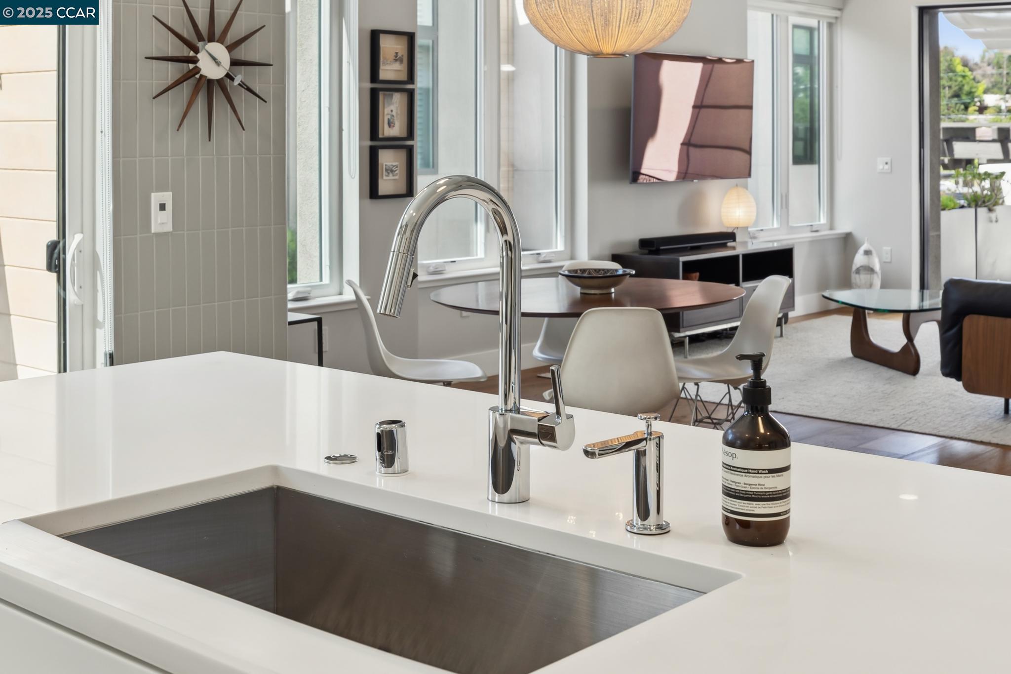 962 Mountain View Dr