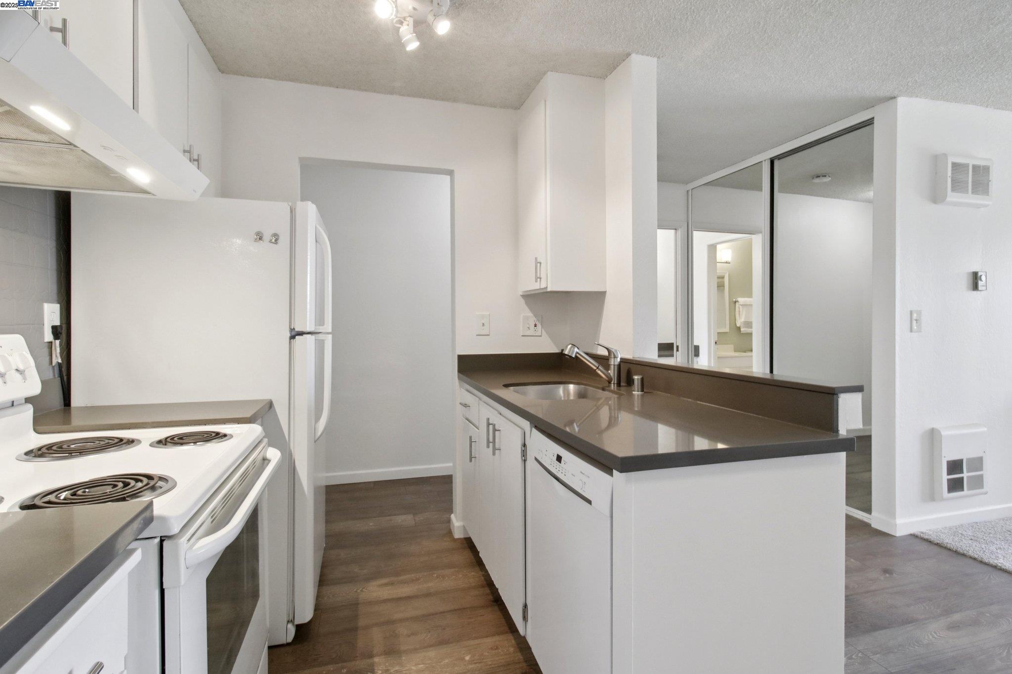 950 Shorepoint Ct # 307