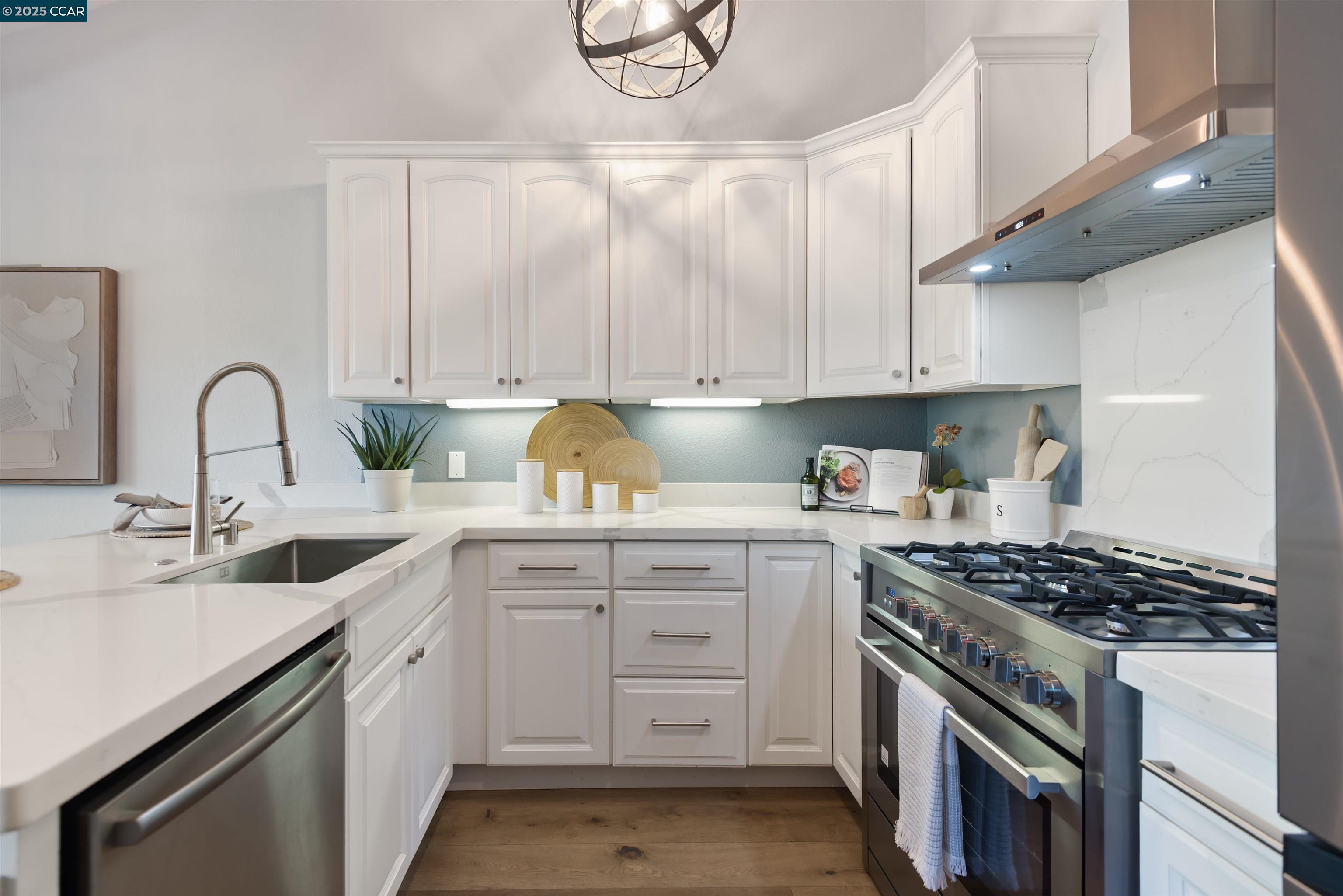1541 Moraga way