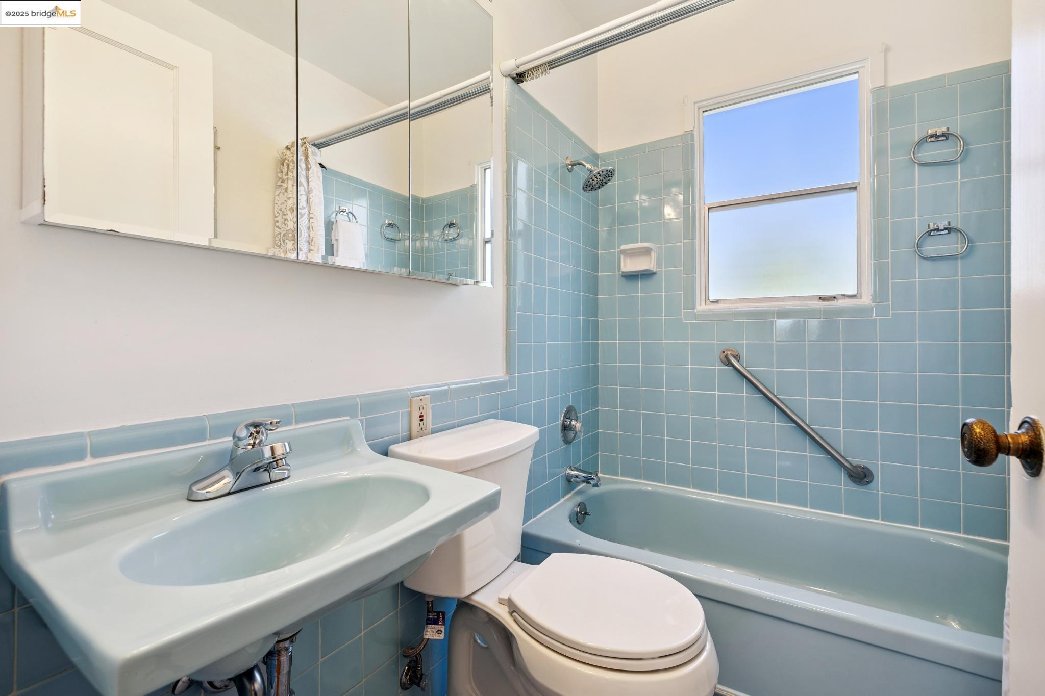 11026 Robledo Dr, Oakland
