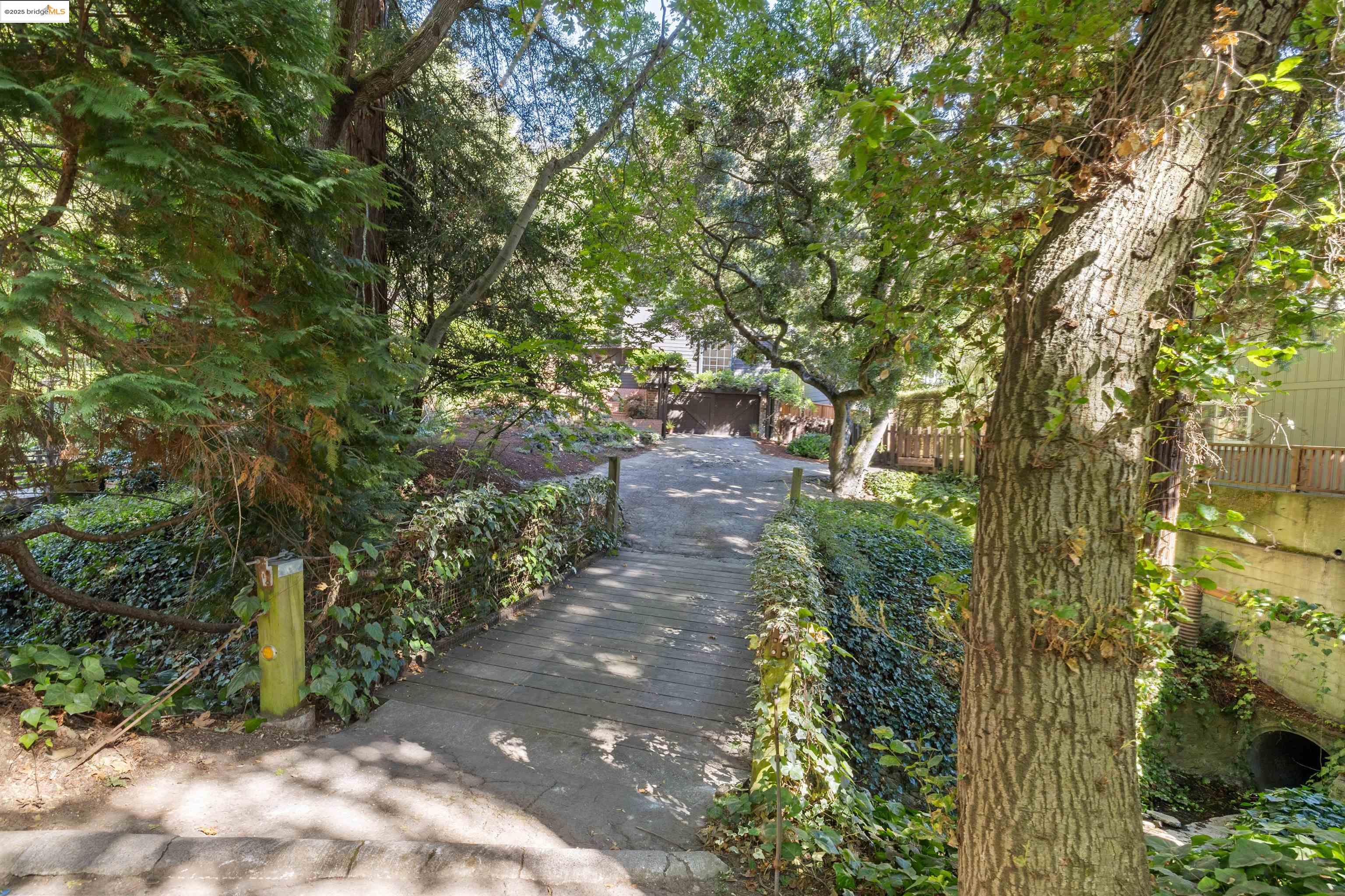 6100 Thornhill Dr