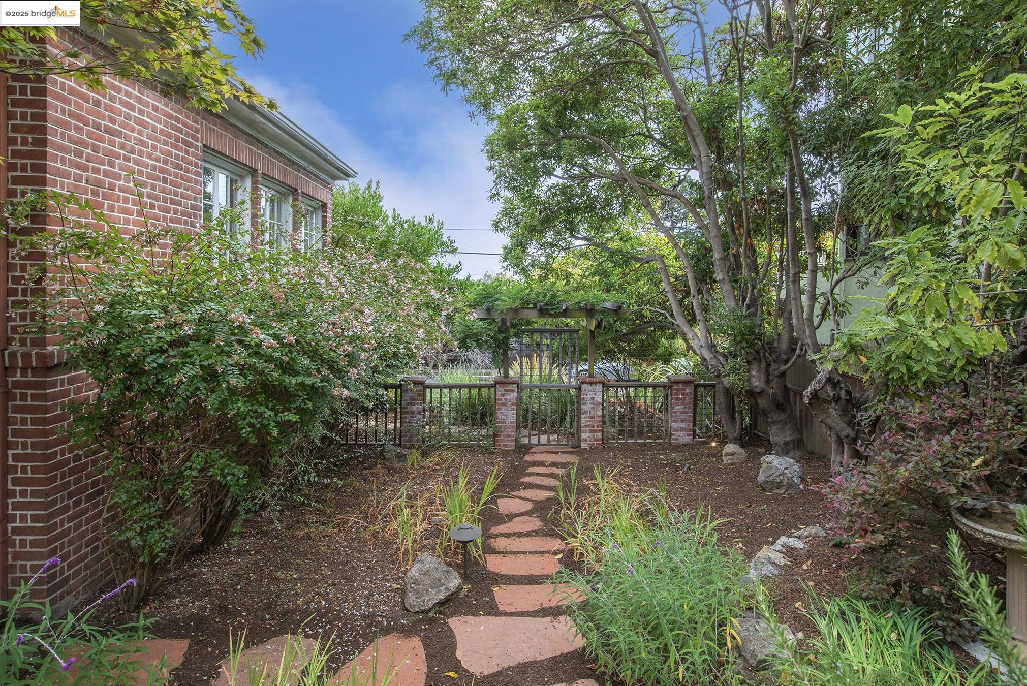 1923 Thousand Oaks Blvd