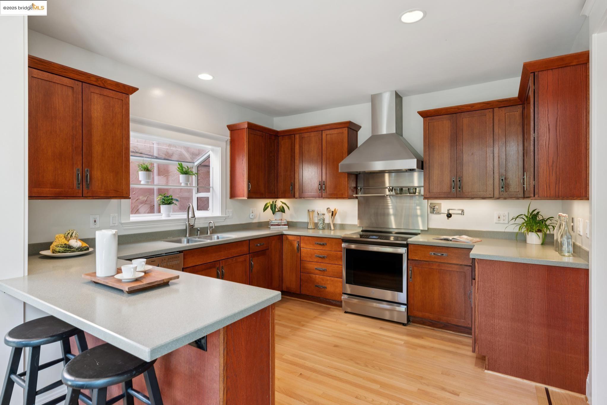 1081 Warfield Ave, Oakland