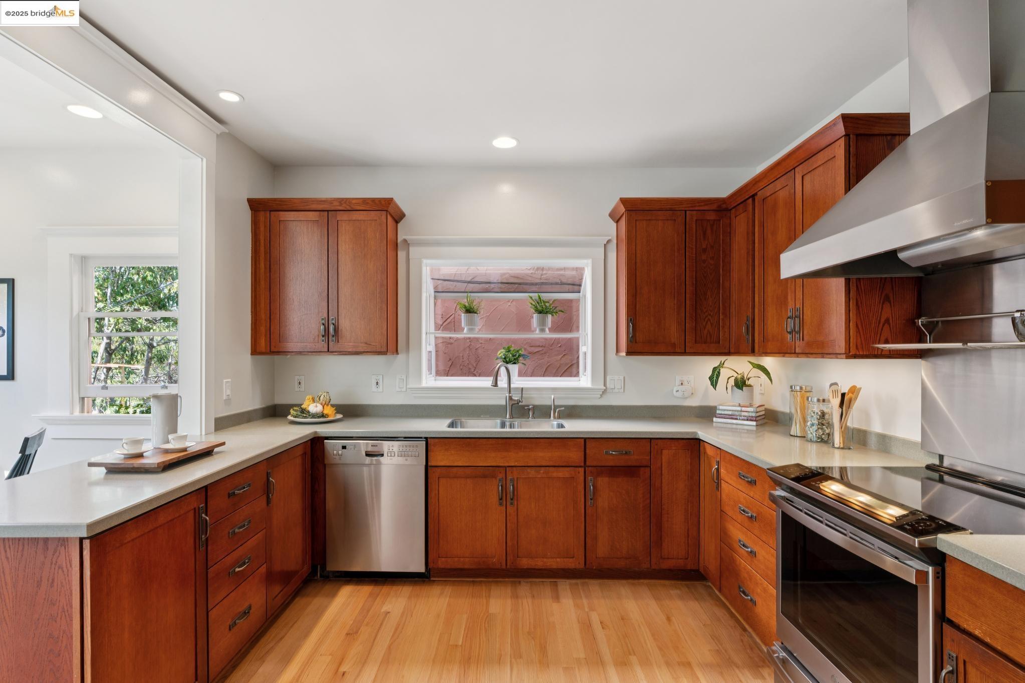 1081 Warfield Ave, Oakland
