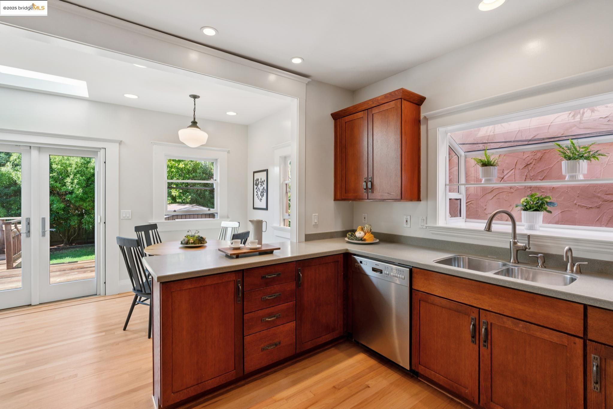 1081 Warfield Ave, Oakland