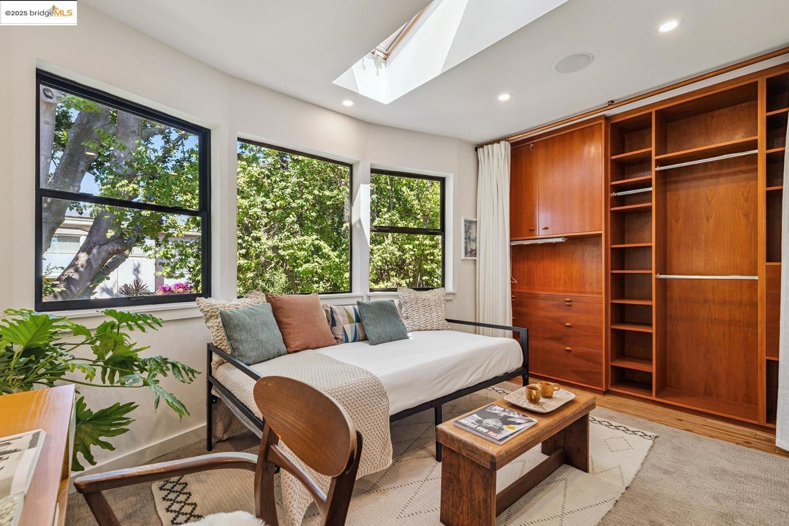 6492 Benvenue AVE # 2