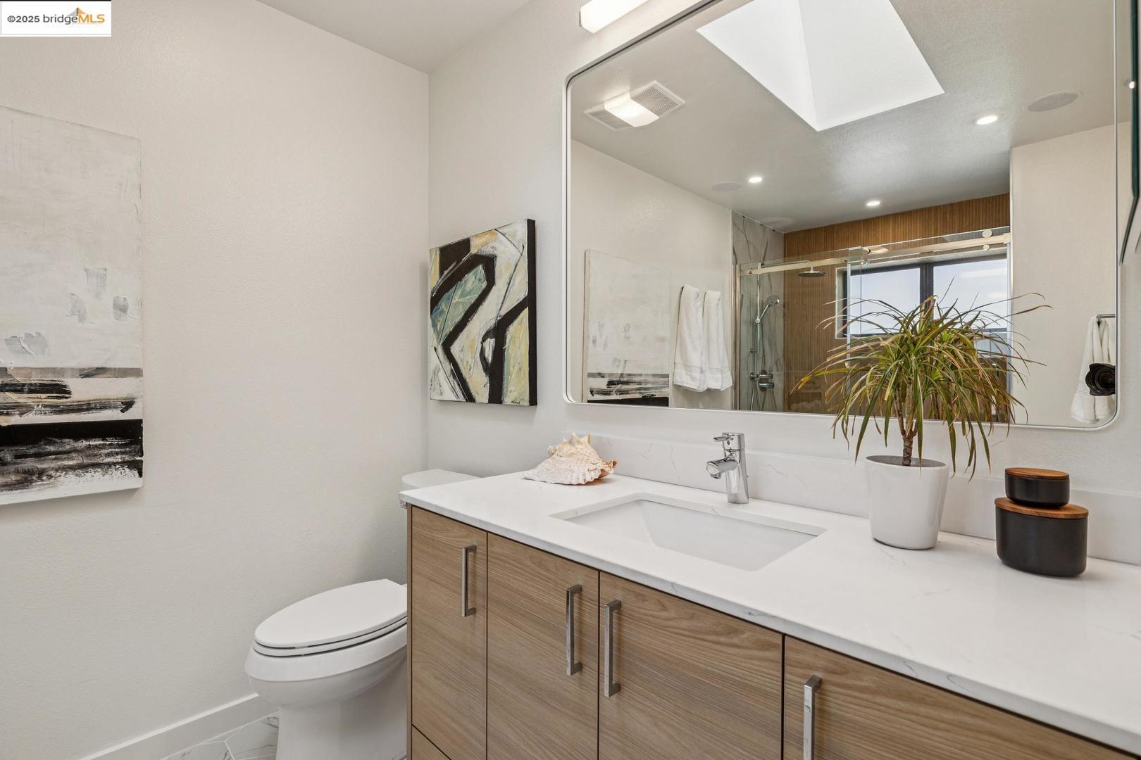 6492 Benvenue AVE # 2