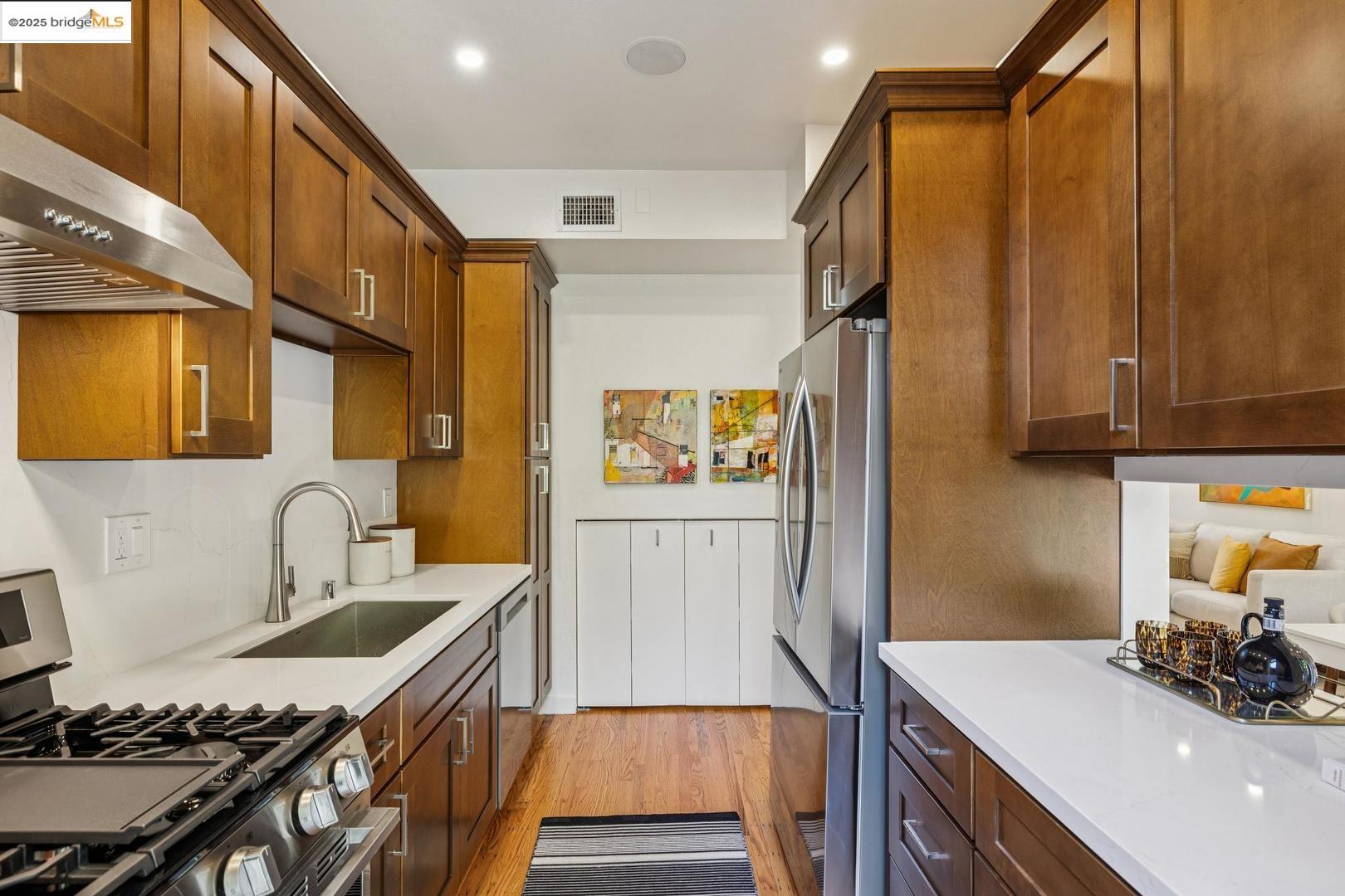 6492 Benvenue AVE # 2