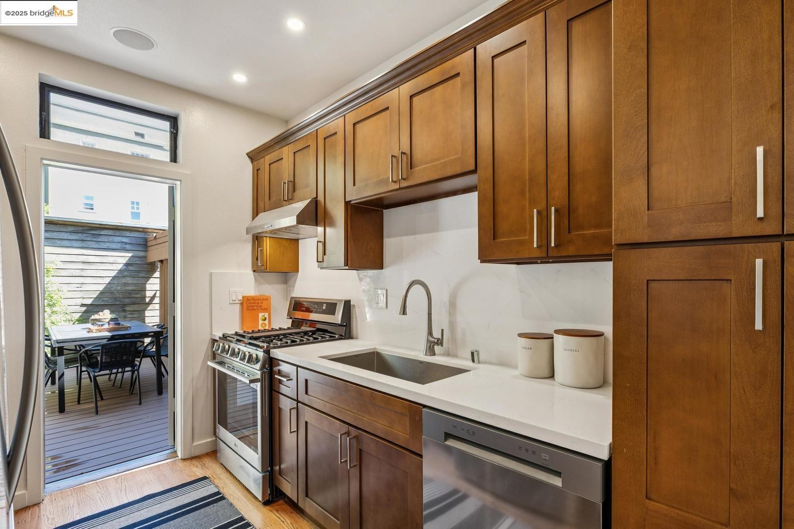 6492 Benvenue AVE # 2