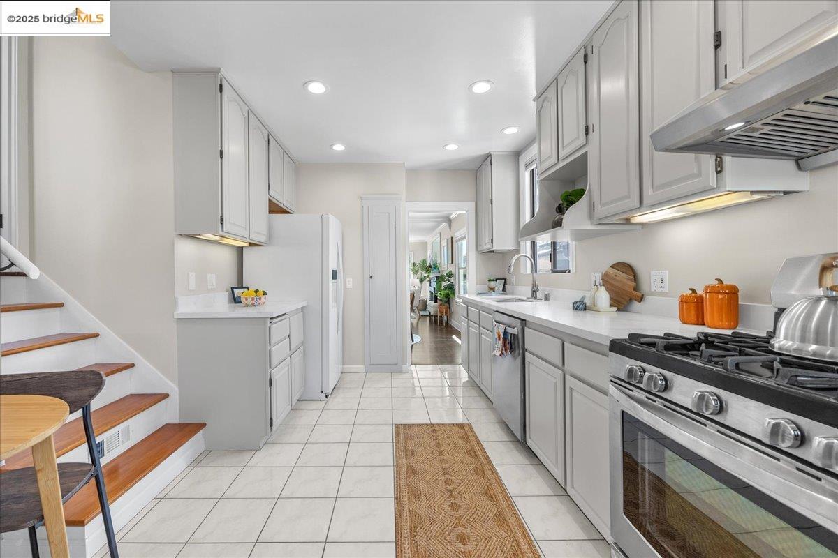 2839 Bartlett St, Oakland