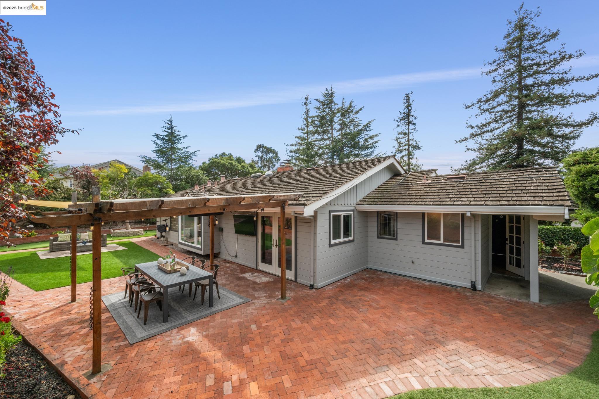 10858 Lochard St, Oakland