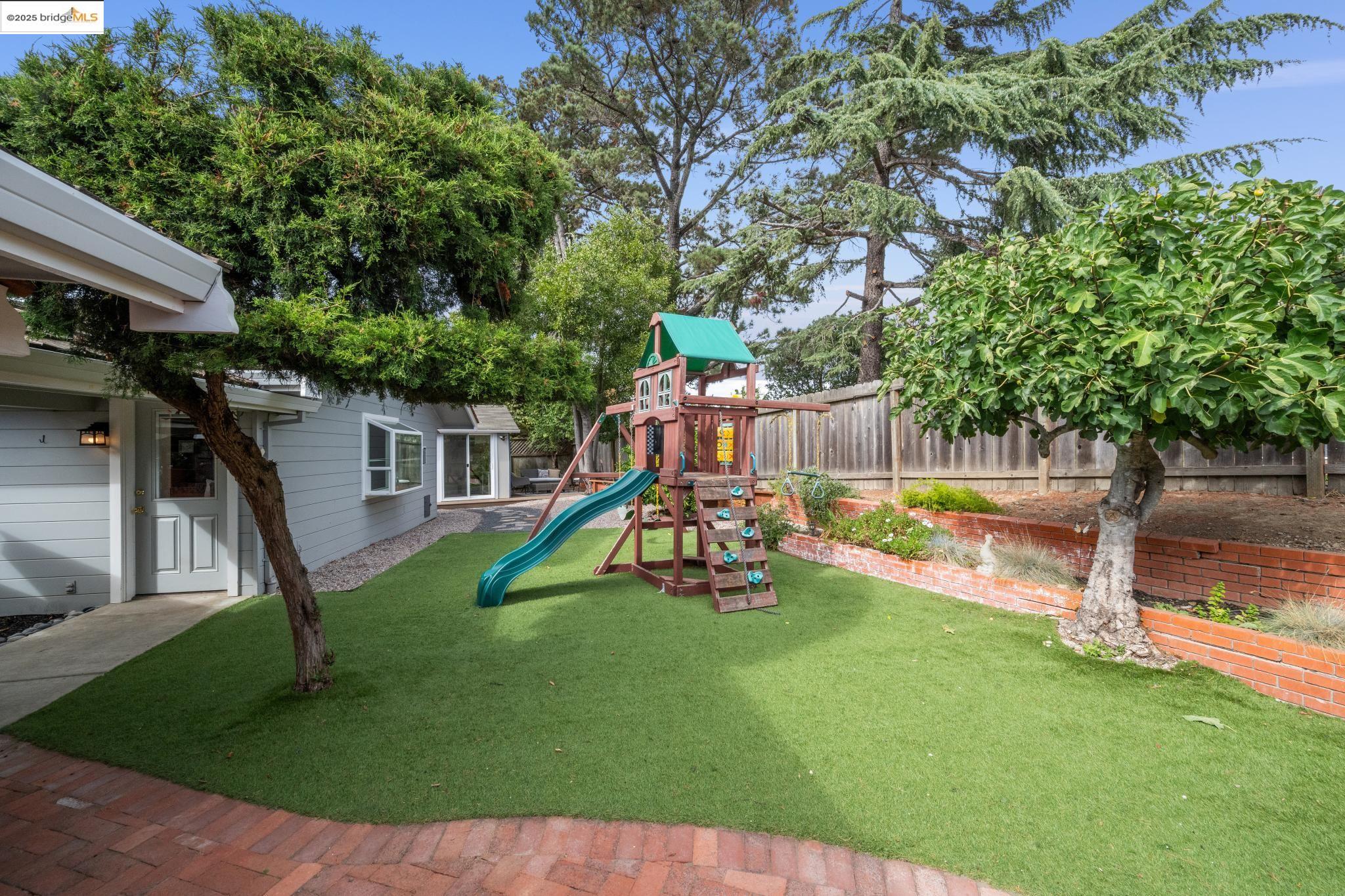 10858 Lochard St, Oakland