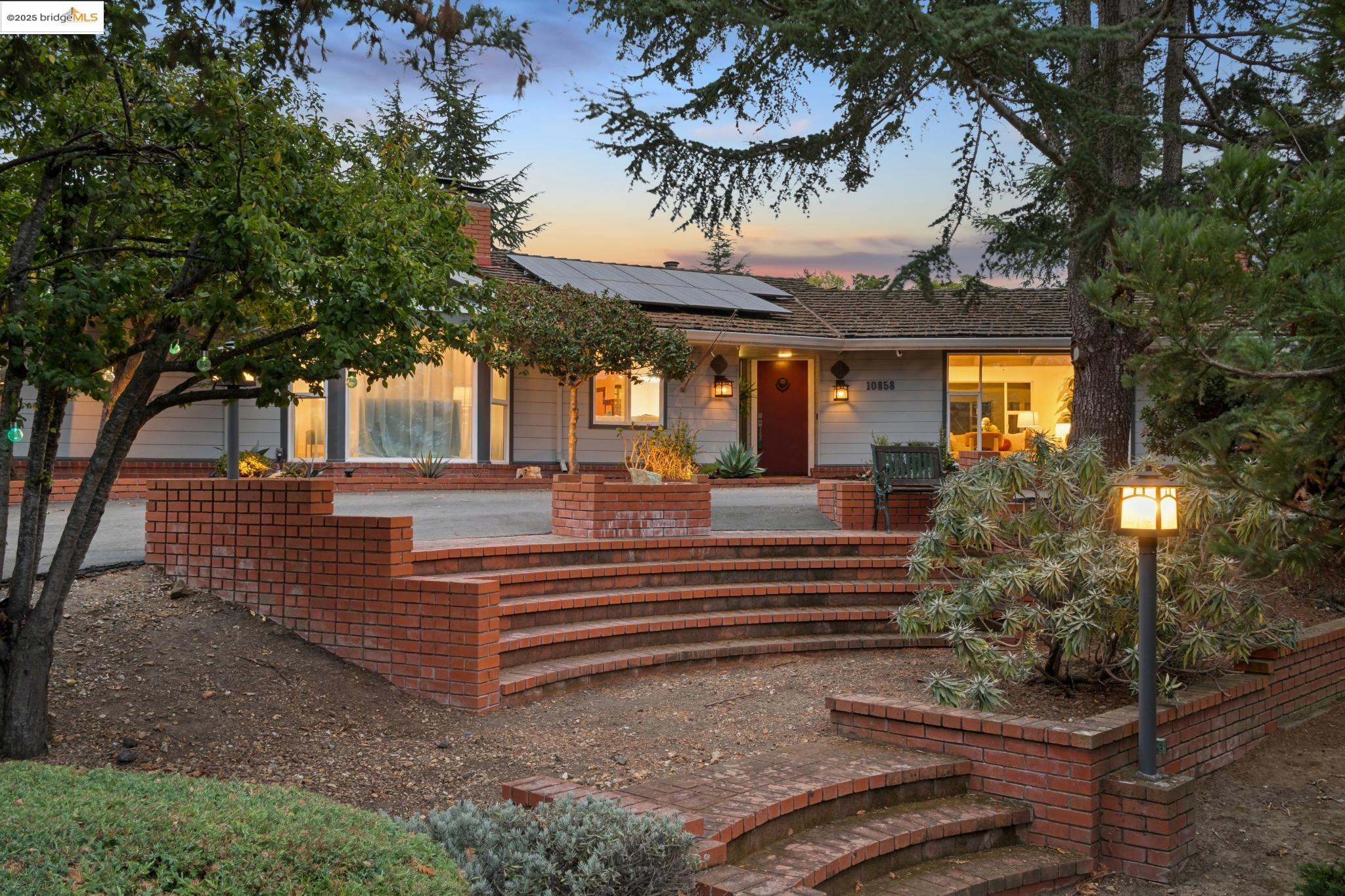 10858 Lochard St, Oakland