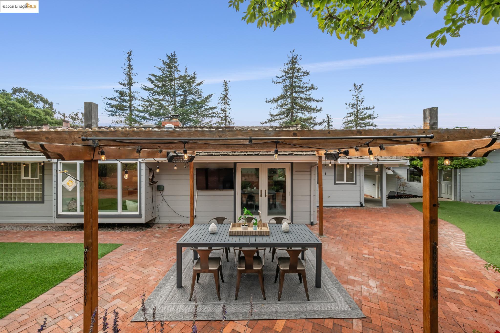 10858 Lochard St, Oakland