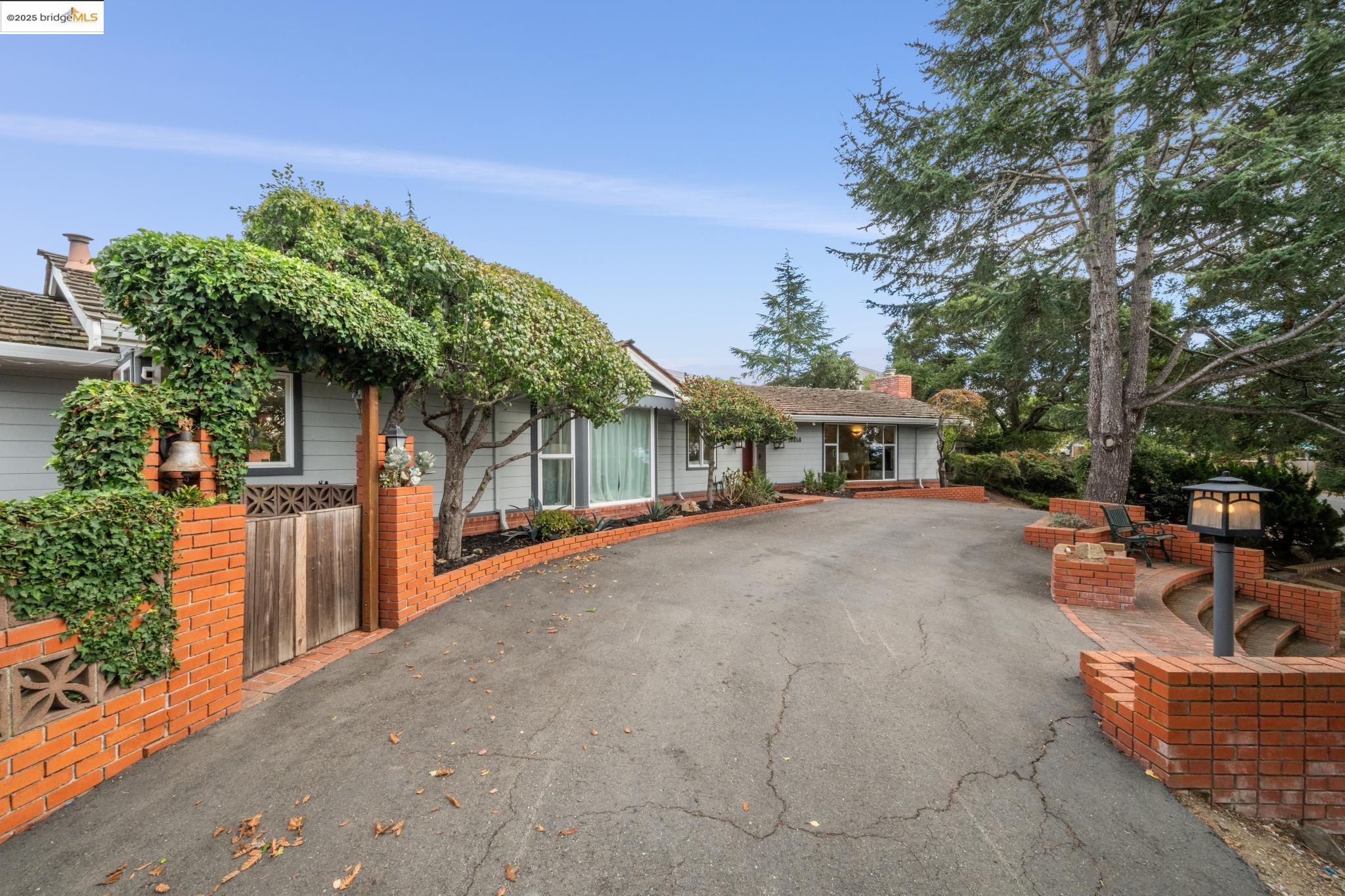 10858 Lochard St, Oakland