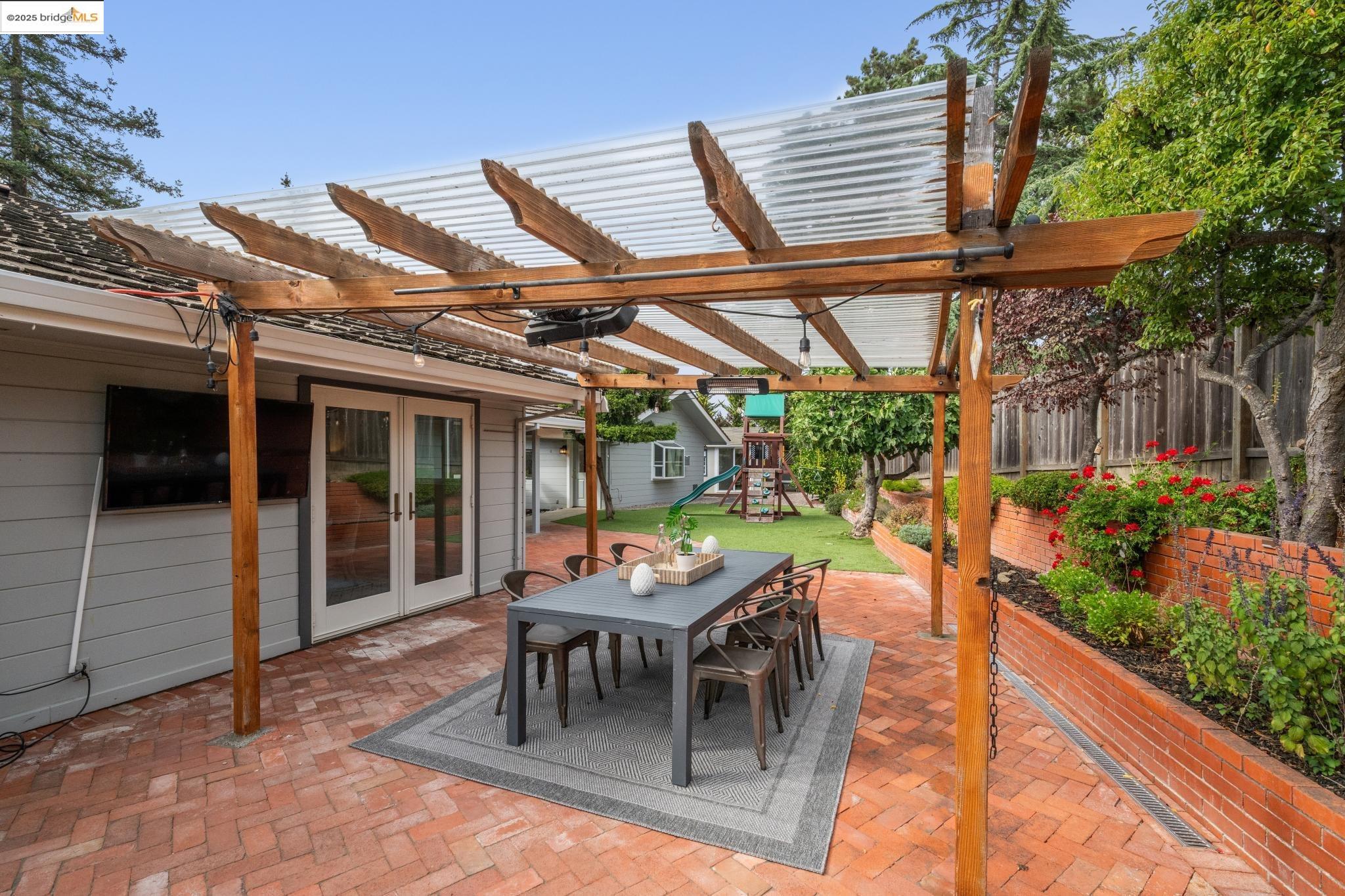 10858 Lochard St, Oakland