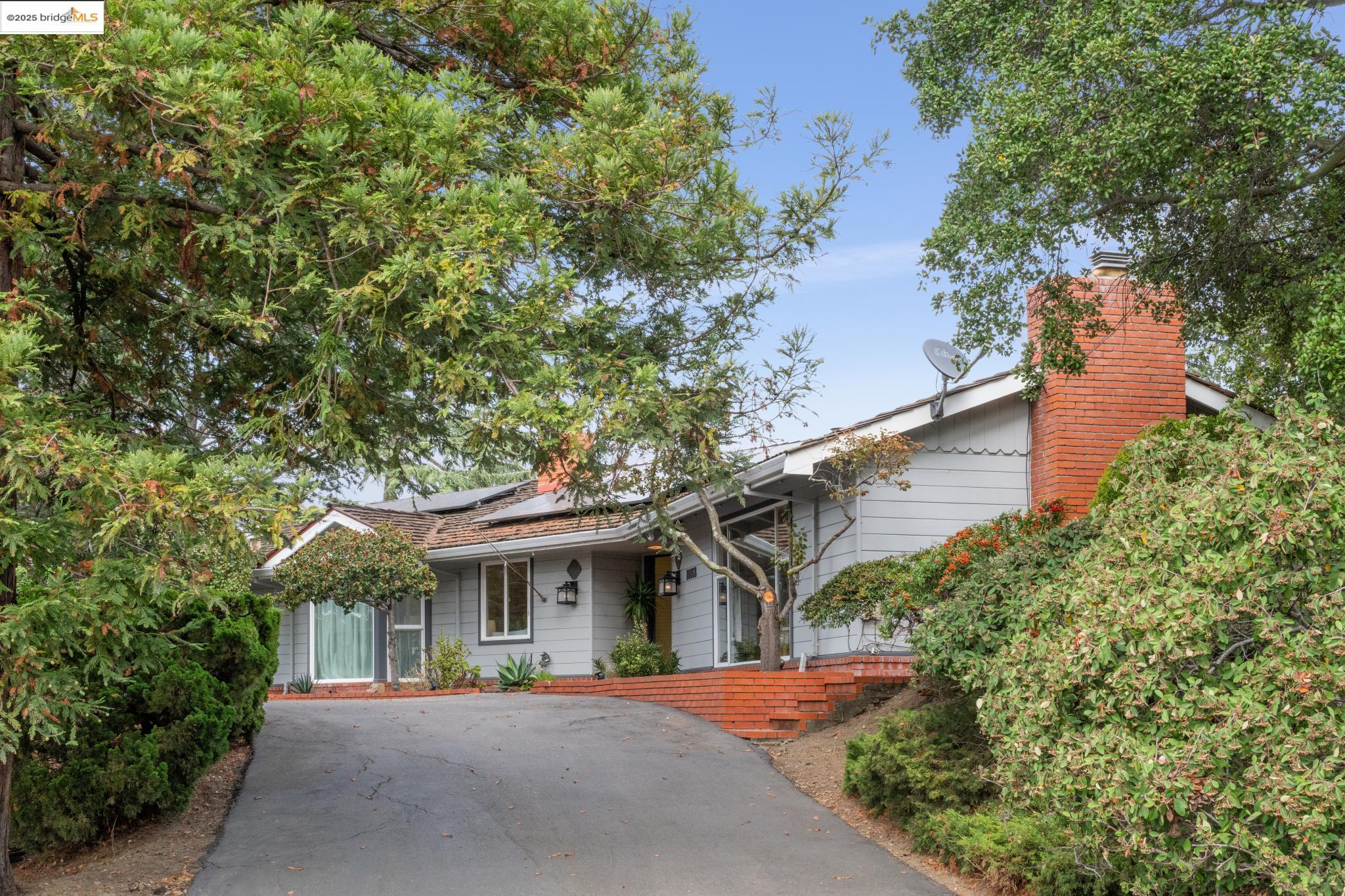 10858 Lochard St, Oakland