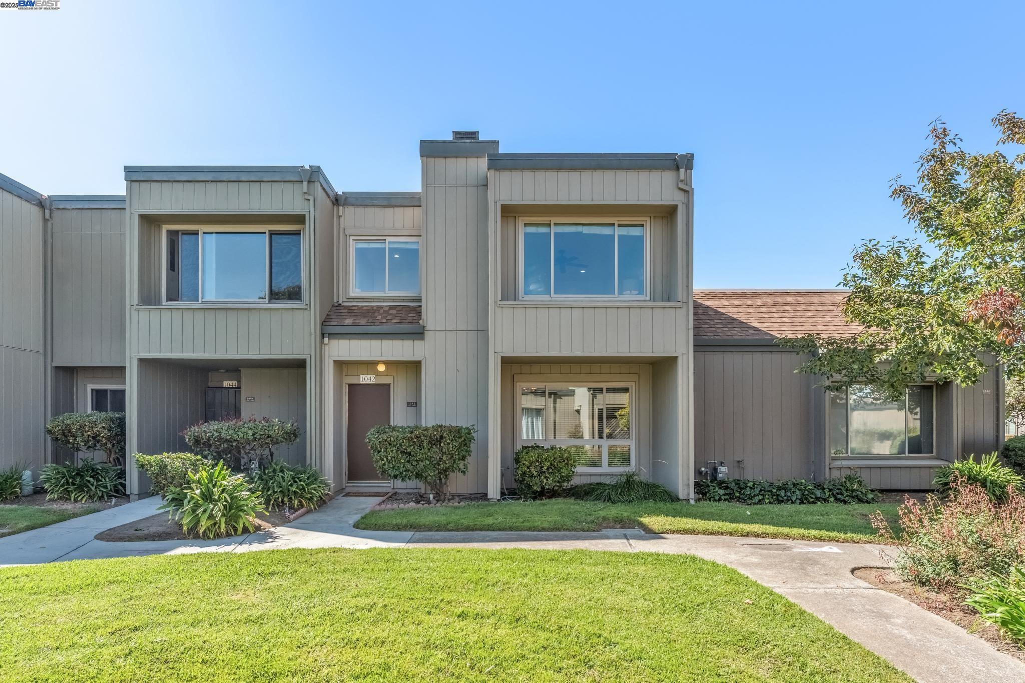 1042 Jost Ln