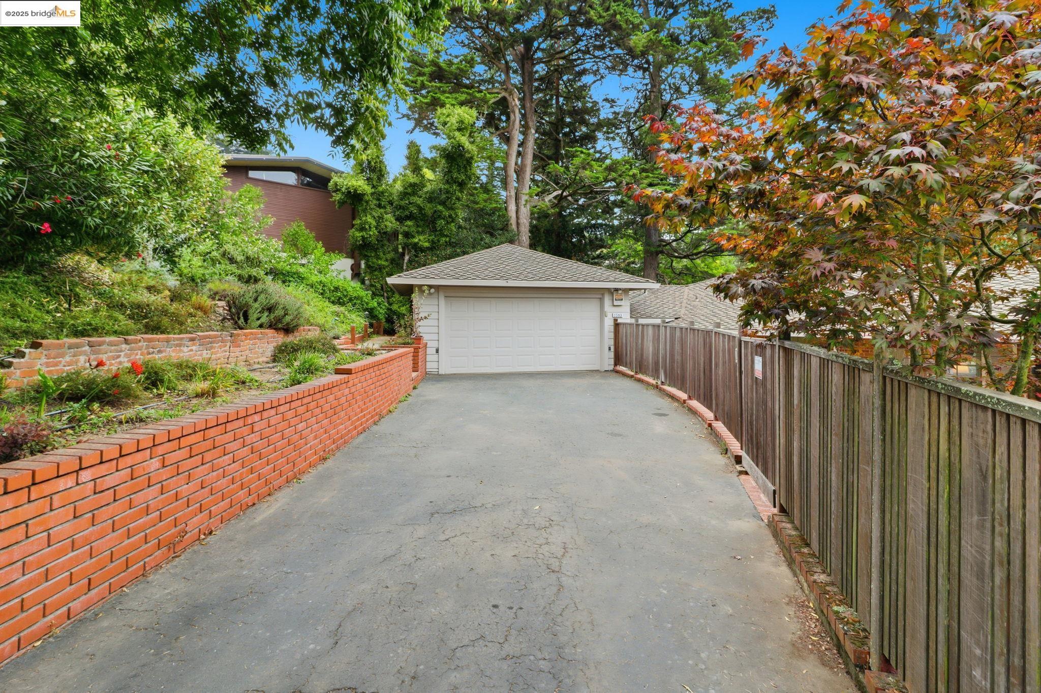 2383 Thackeray Dr, Oakland