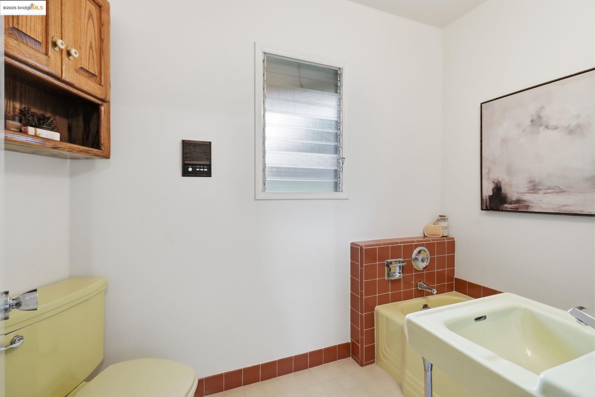 2383 Thackeray Dr, Oakland