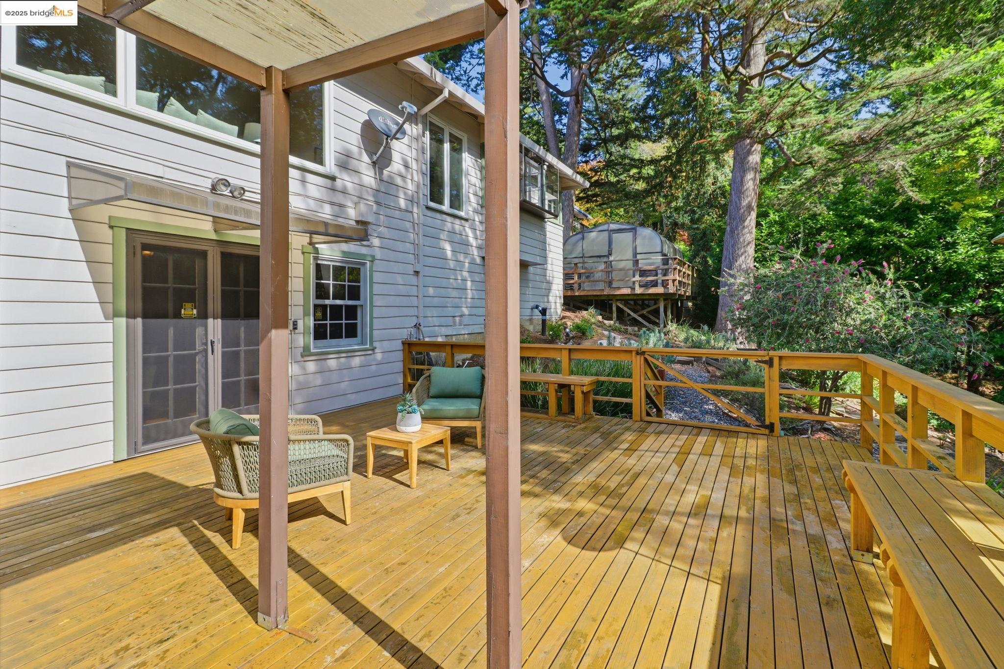 2383 Thackeray Dr, Oakland