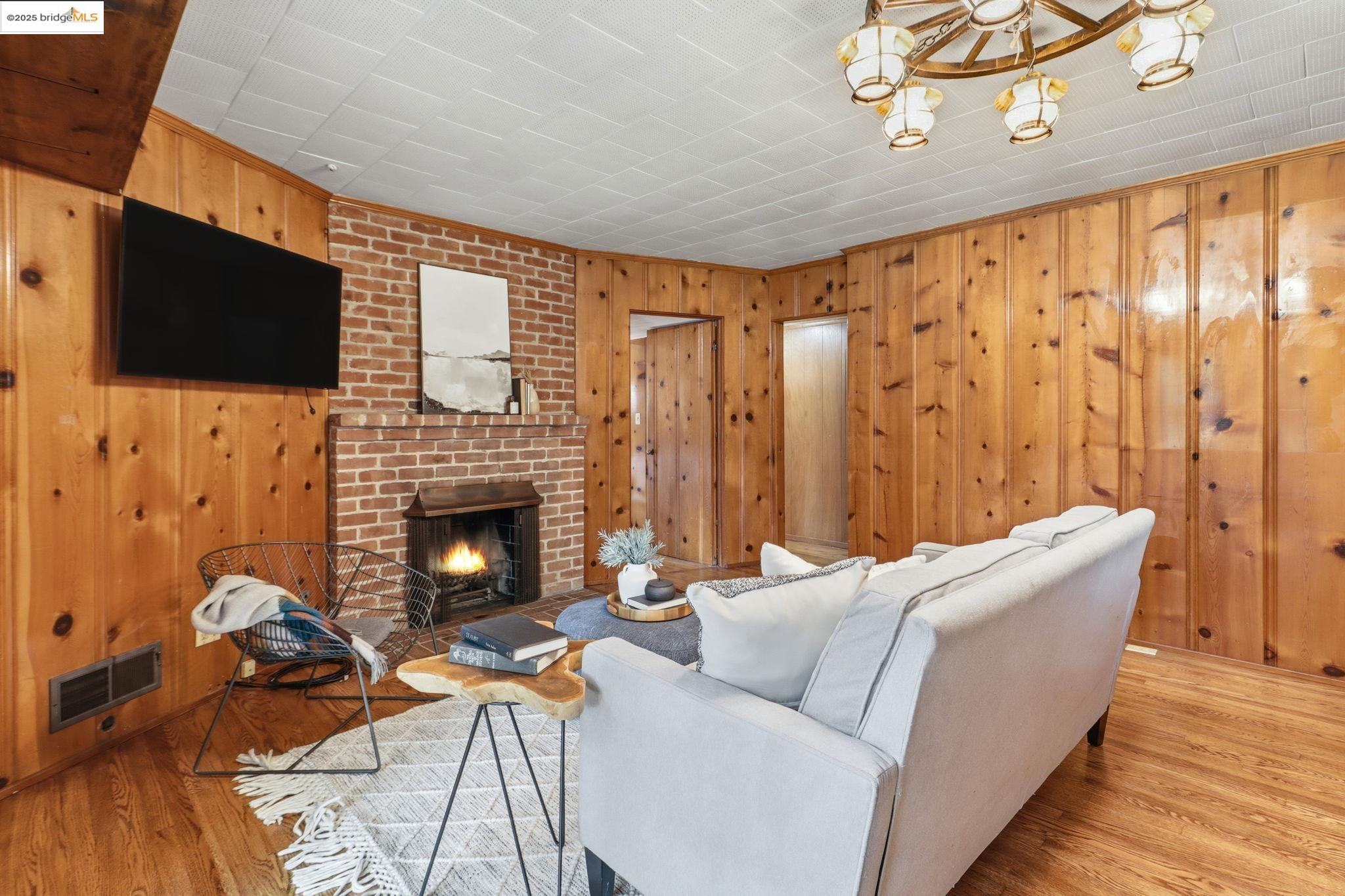 2383 Thackeray Dr, Oakland