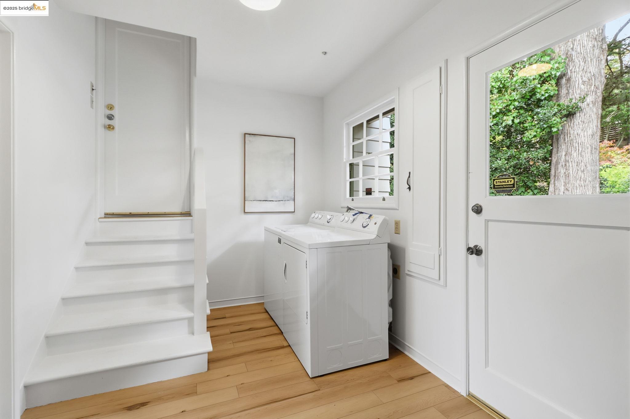 2383 Thackeray Dr, Oakland