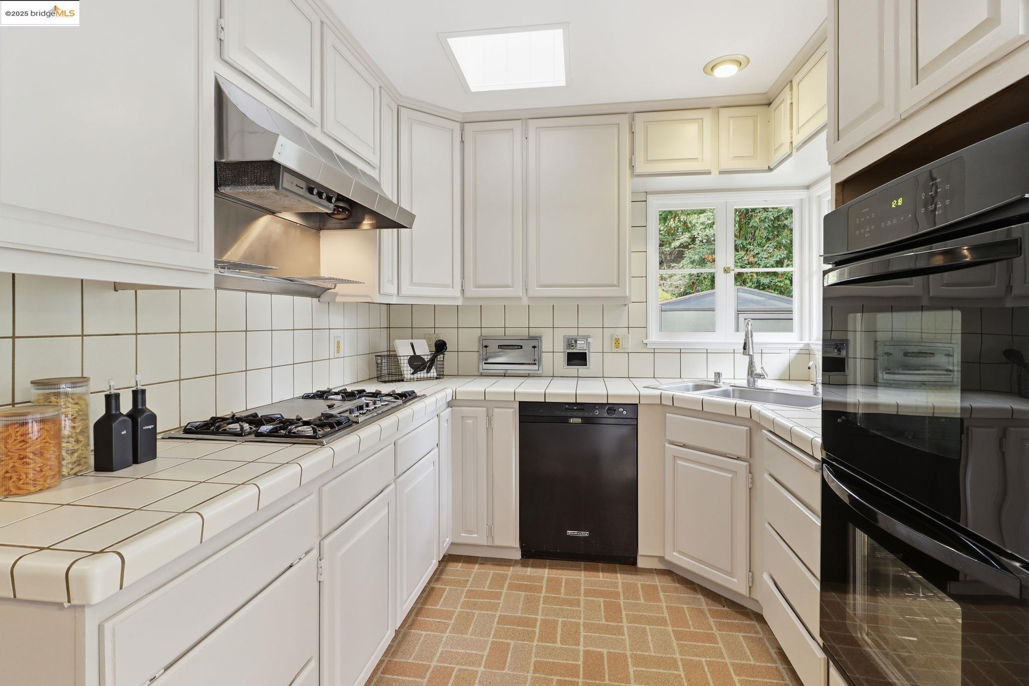 2383 Thackeray Dr, Oakland