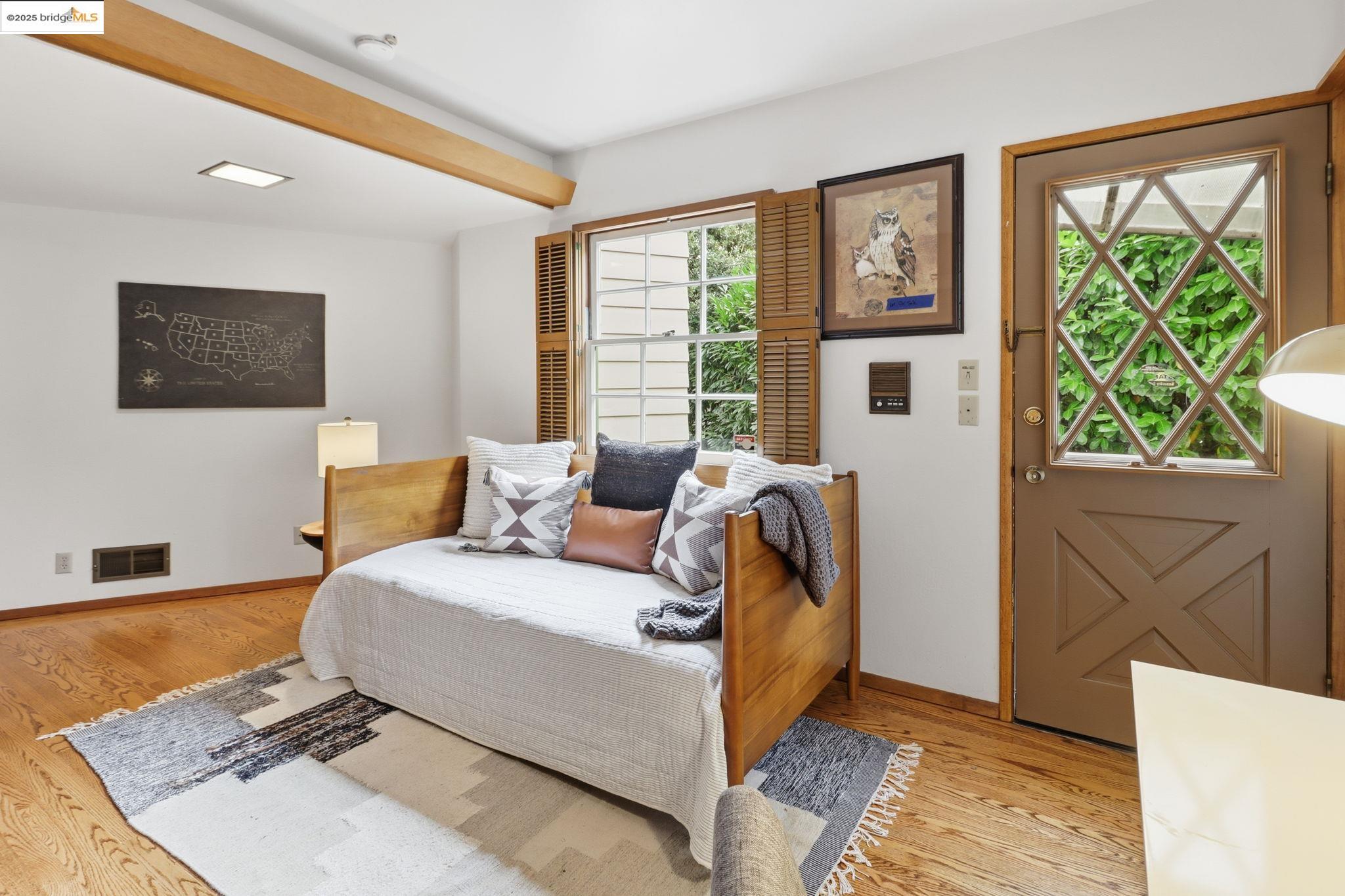 2383 Thackeray Dr, Oakland